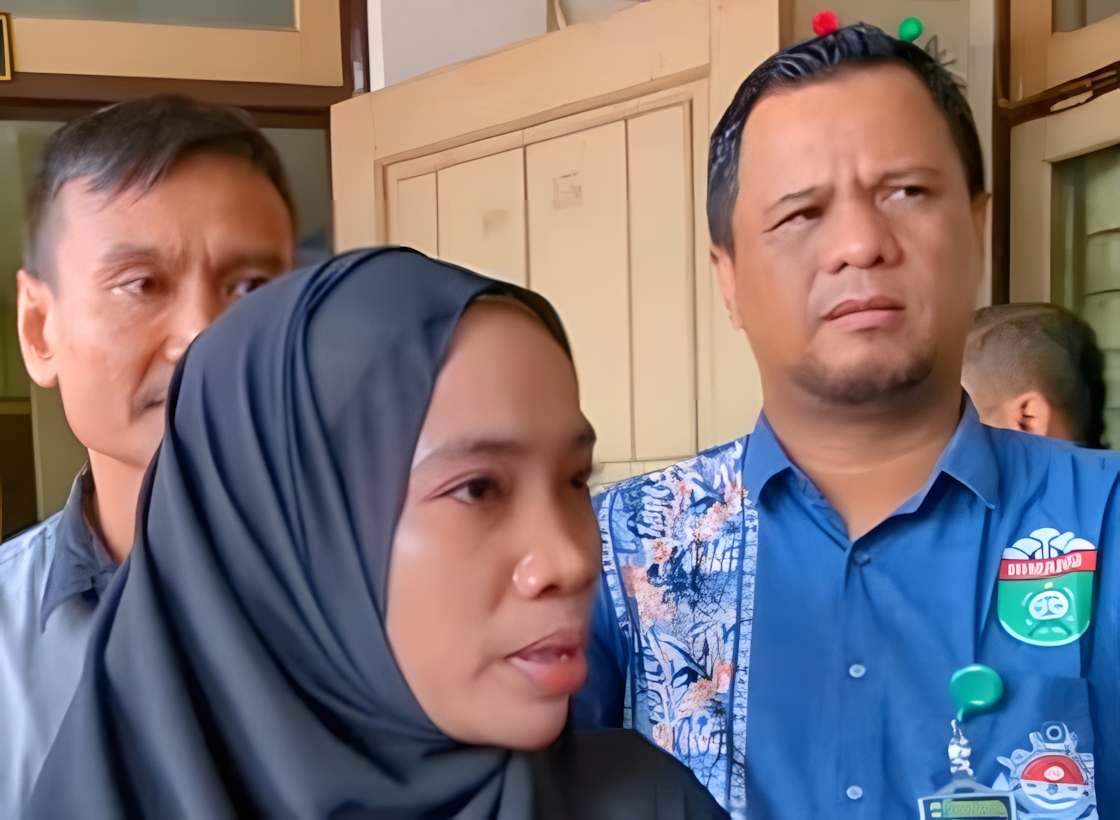 KETERNGAN - Desy, terlapor kasus pencemaran baik, saat berikan keterangan beberapa waktu kemarin.
