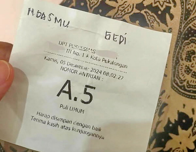 BUKTI- Tulisan Ndasmu Gedi, di lembar kertas antrean, ini yang jadi pangkal masalah kasus pencemaran nama baik.