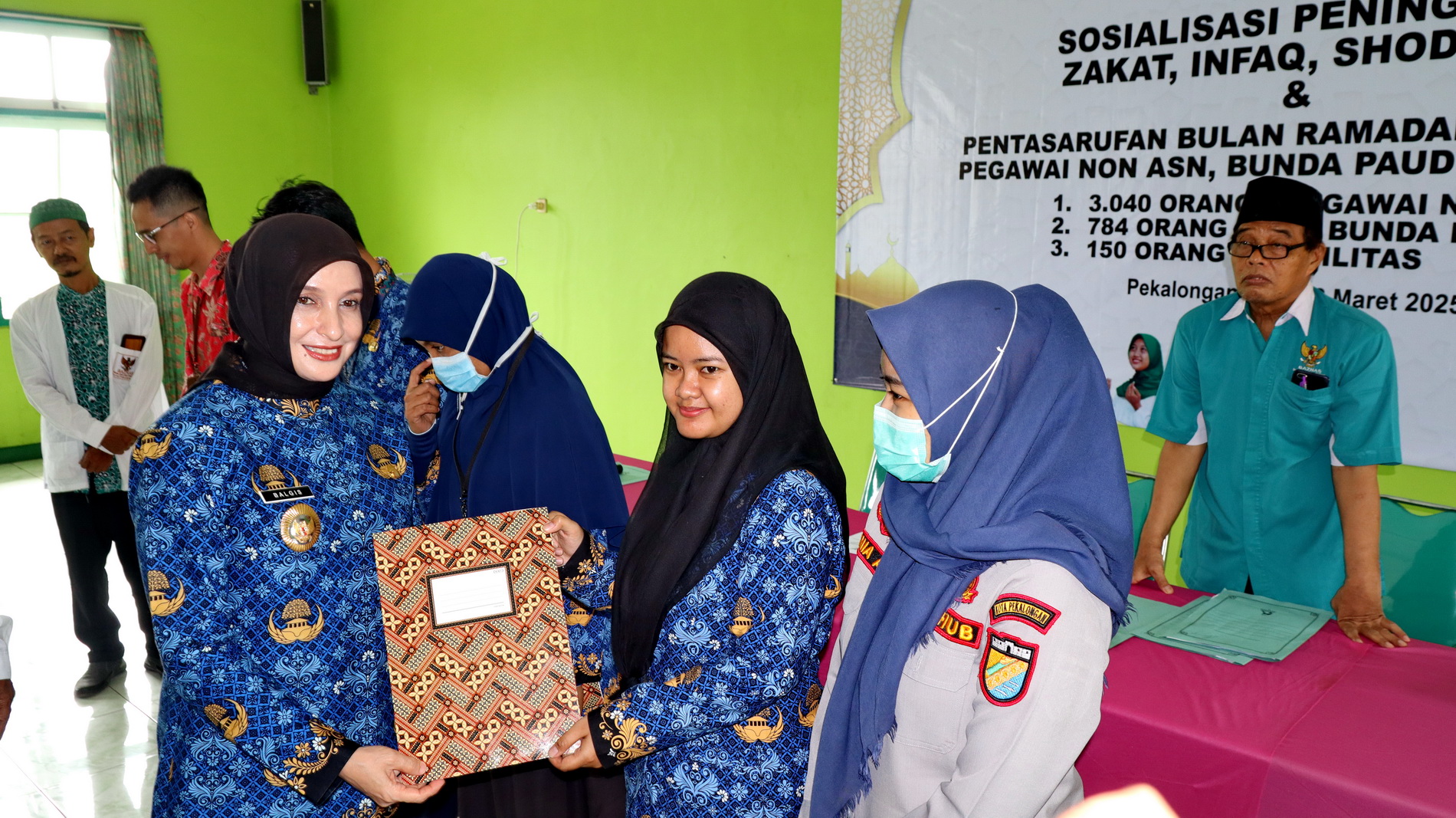 SERAHKAN - Wakil Walikota Pekalongan Hj Balgis Diab, didampingi oleh Kepala Baznas Sakdhullah, serahkan THR kepada perwakilan bendahara masing-masing OPD di Aula Kantor MUI pada Senin (17/3/2025).