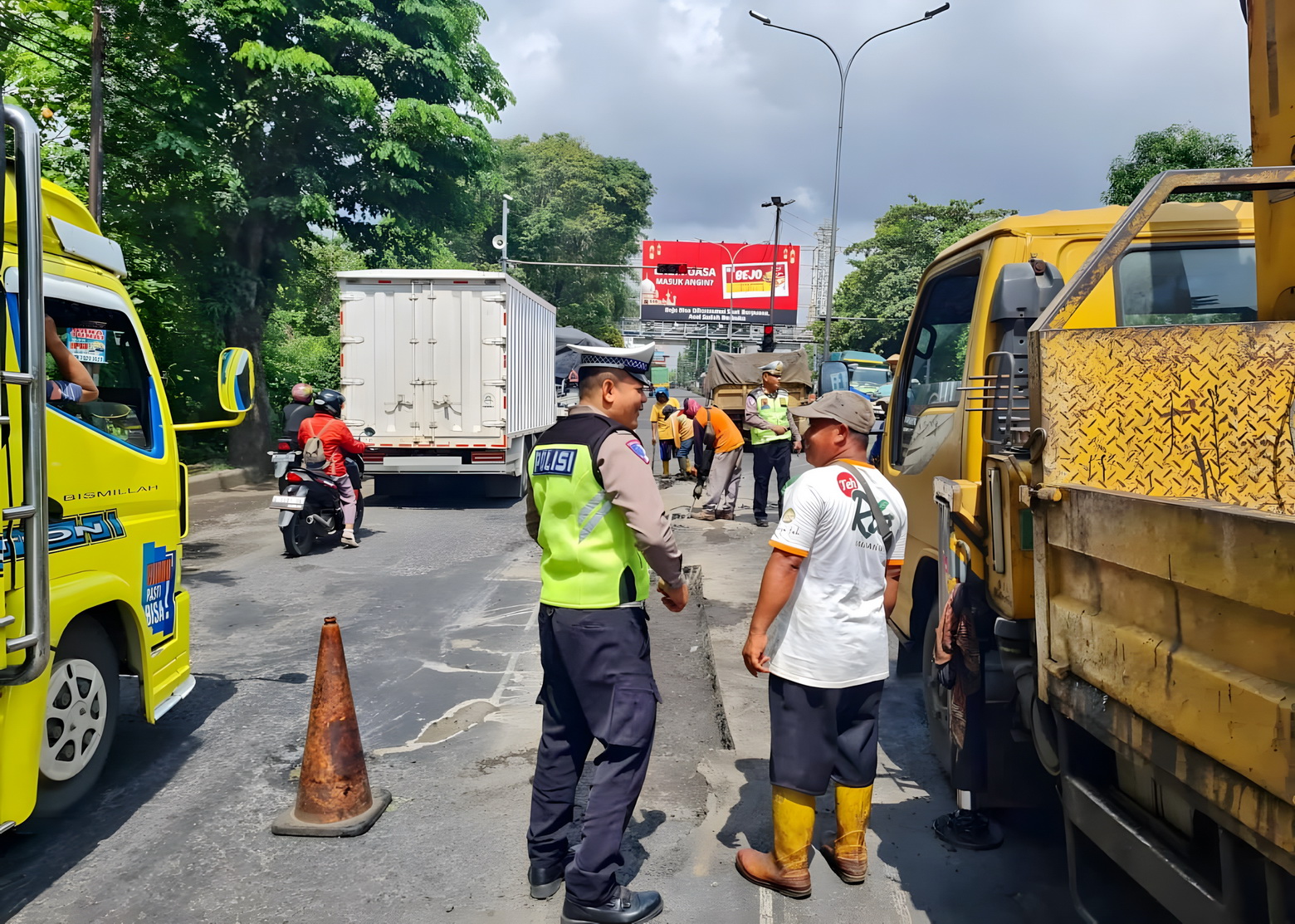 AWASI PERBAIKAN &ndash; Anggota Satlantas Polres Pekalongan Kota saat awasi perbaikan jalan utama di Kota Pekalongan jelang Lebaran.