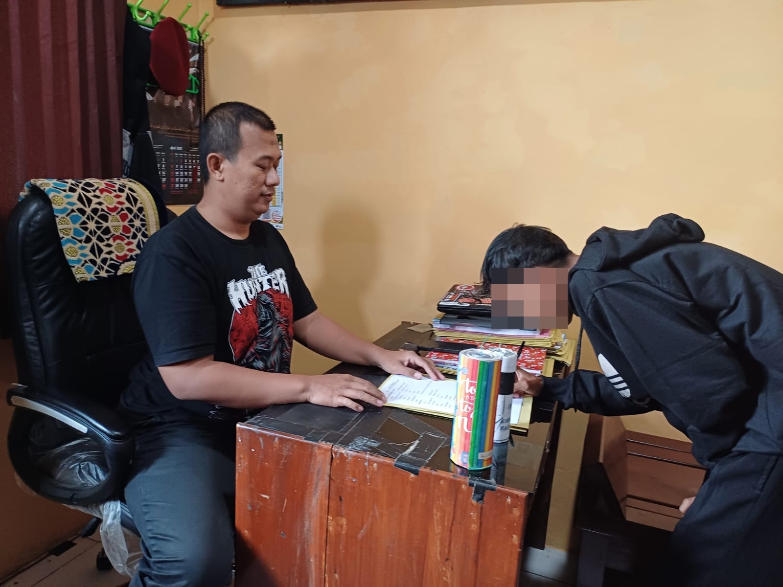 DICIDUK: Salah seorang anak yang kedapatan hendak meledakkan mercon jumbo saat diminta membuat surat pernyataan di Polsek Bojong.
