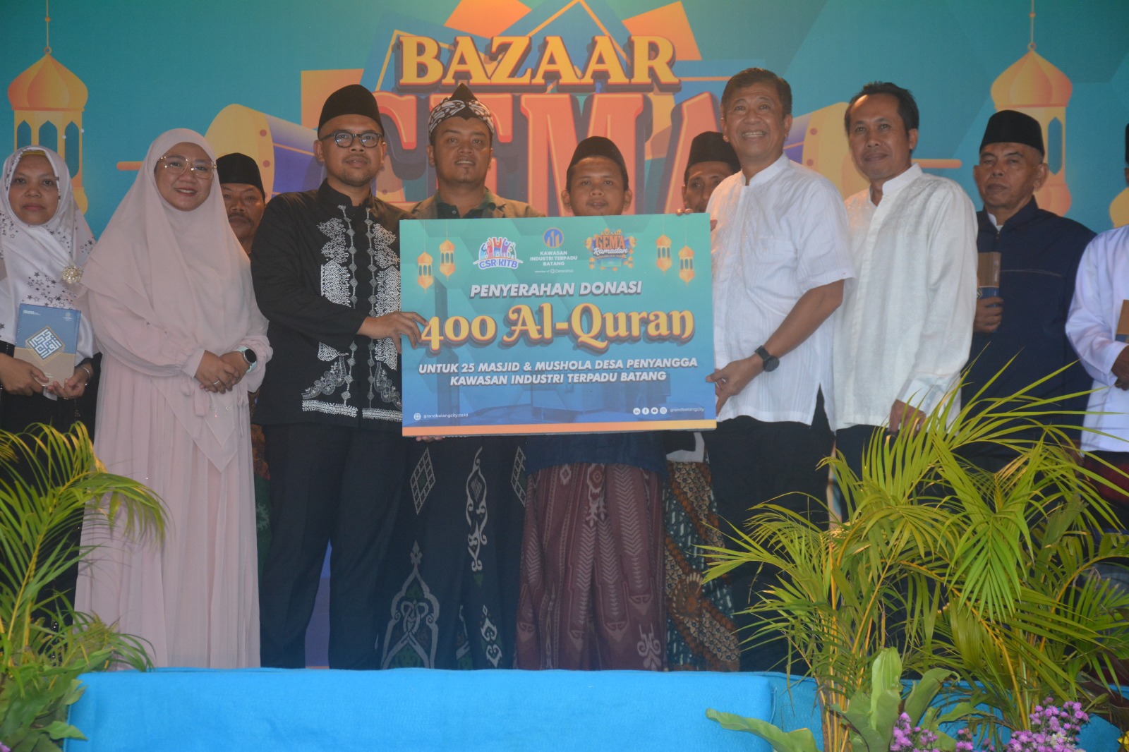 DONASI: Penyerahan donasi 400 Al Quran untuk masjid-masjid dan musala di sekitar KITB.