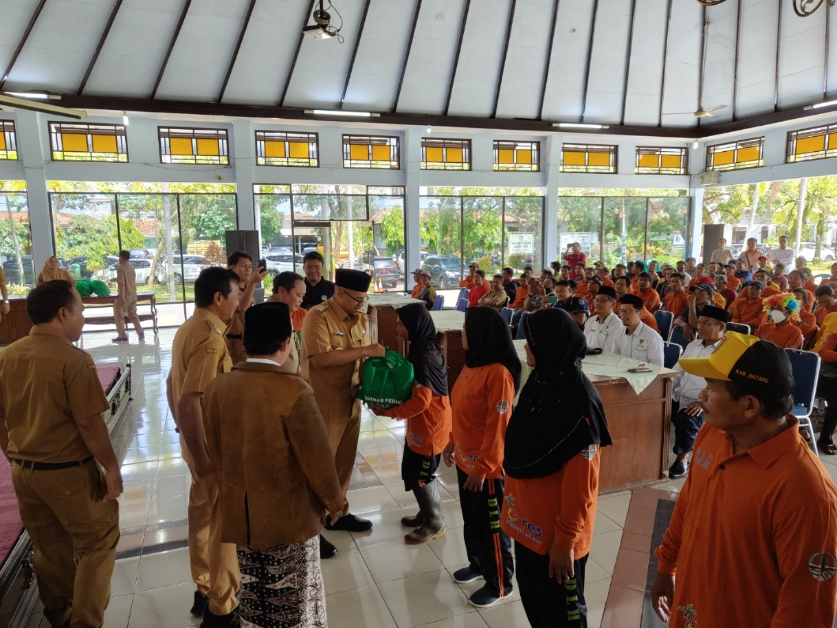 Bupati Batang M Faiz Kurniawan saat memberikan parsel Lebaran untuk petugas kebersihan di Kabupaten Batang.