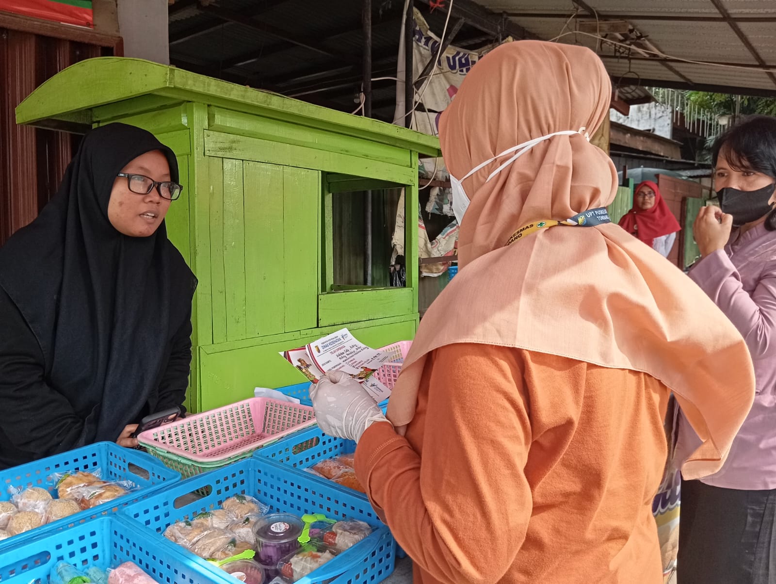 CEK MAKANAN - Tim&nbsp;Labkesda saat cek makanan takjil yang dijual di Kota Pekalongan, serta stempel makanan aman.