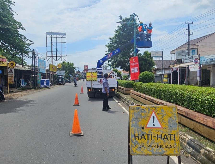CEK PJU: Dishub Kabupaten Pekalongan mengecek dan memperbaiki PJU di ruas jalan milik kabupaten, Selasa (18/3/2025).