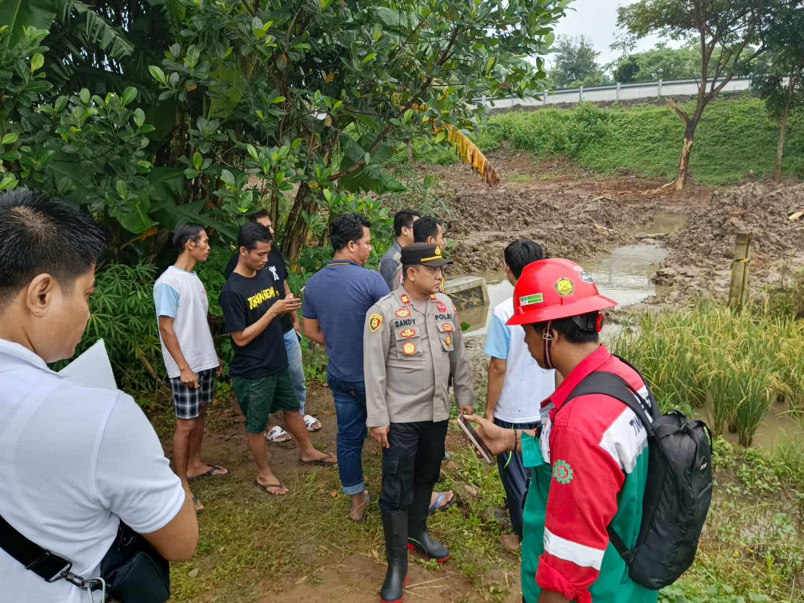 TENGGELAM: Pihak Polsek Sragi ketika melakukan asesmen di lokasi kejadian, tepi jalan tol, Desa Sijeruk, Sragi, Kabupaten Pekalongan, Rabu (19/3/2025).
