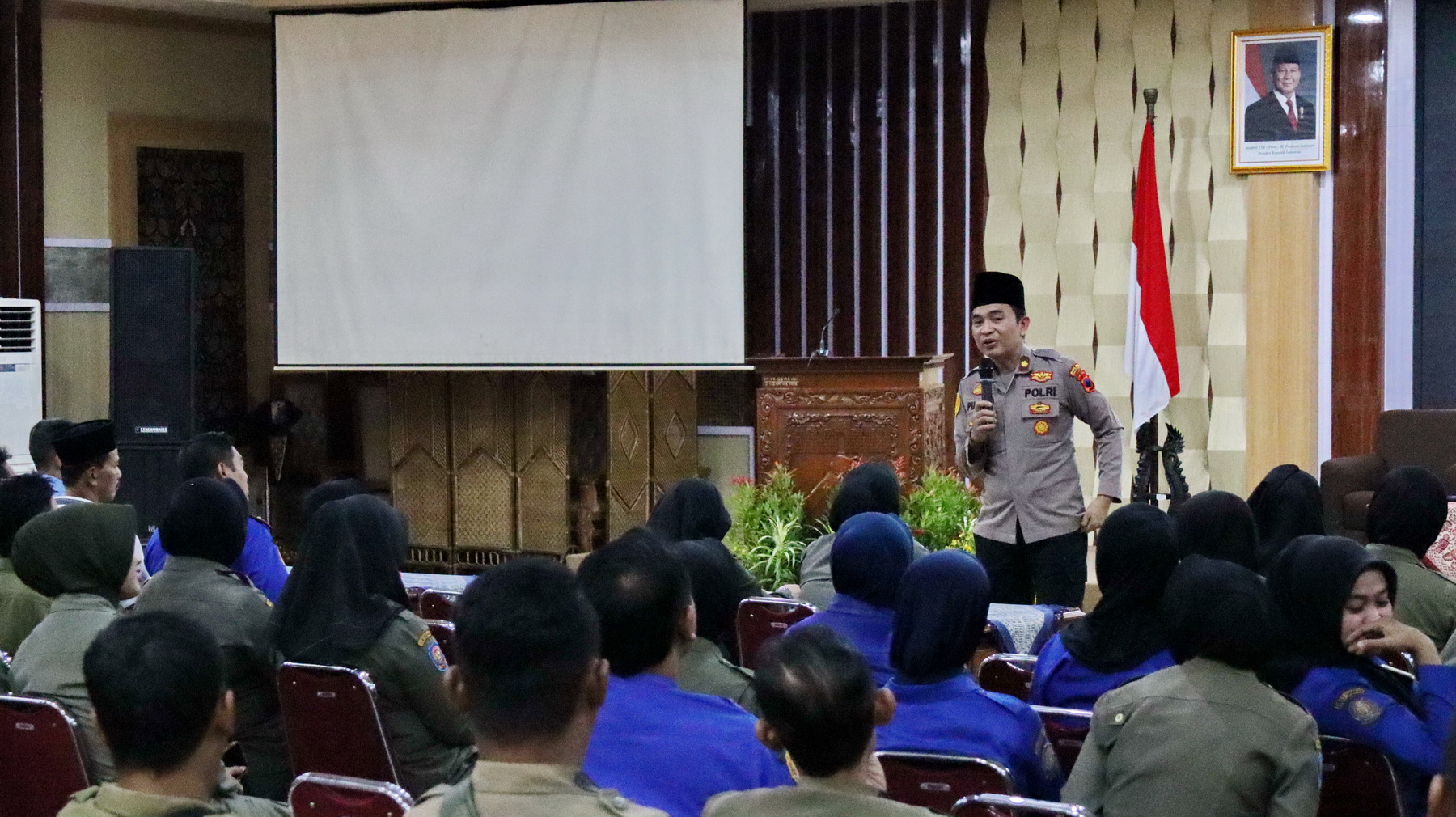 TAUSIAH - Wakapolres Pekalongan Kota Kompol Pujiono saat tausiah di epan anggota Satpol PP dan Damkar Kota Pekalongan, pada Selasa sore (18/3/2025).