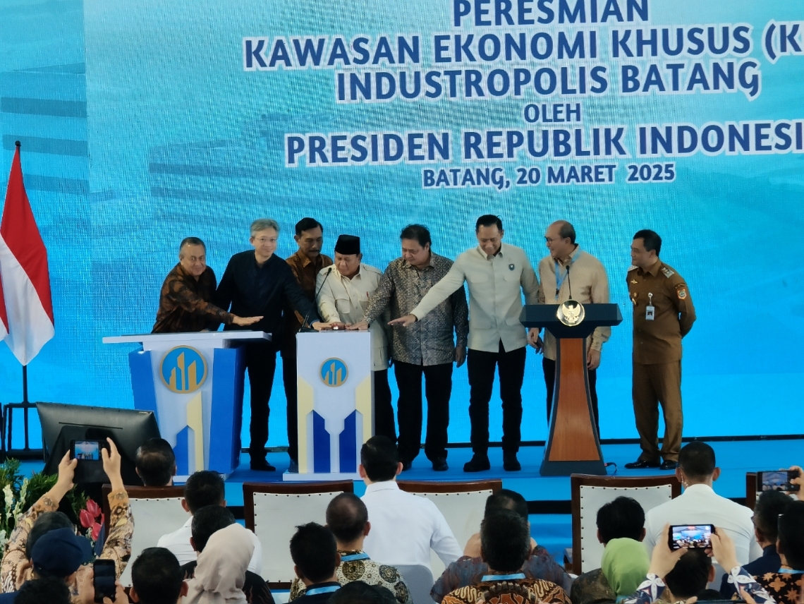 PERESMIAN: Presiden Prabowo bersama jajarannya saat meresmikan KEK Industropolis KITB.