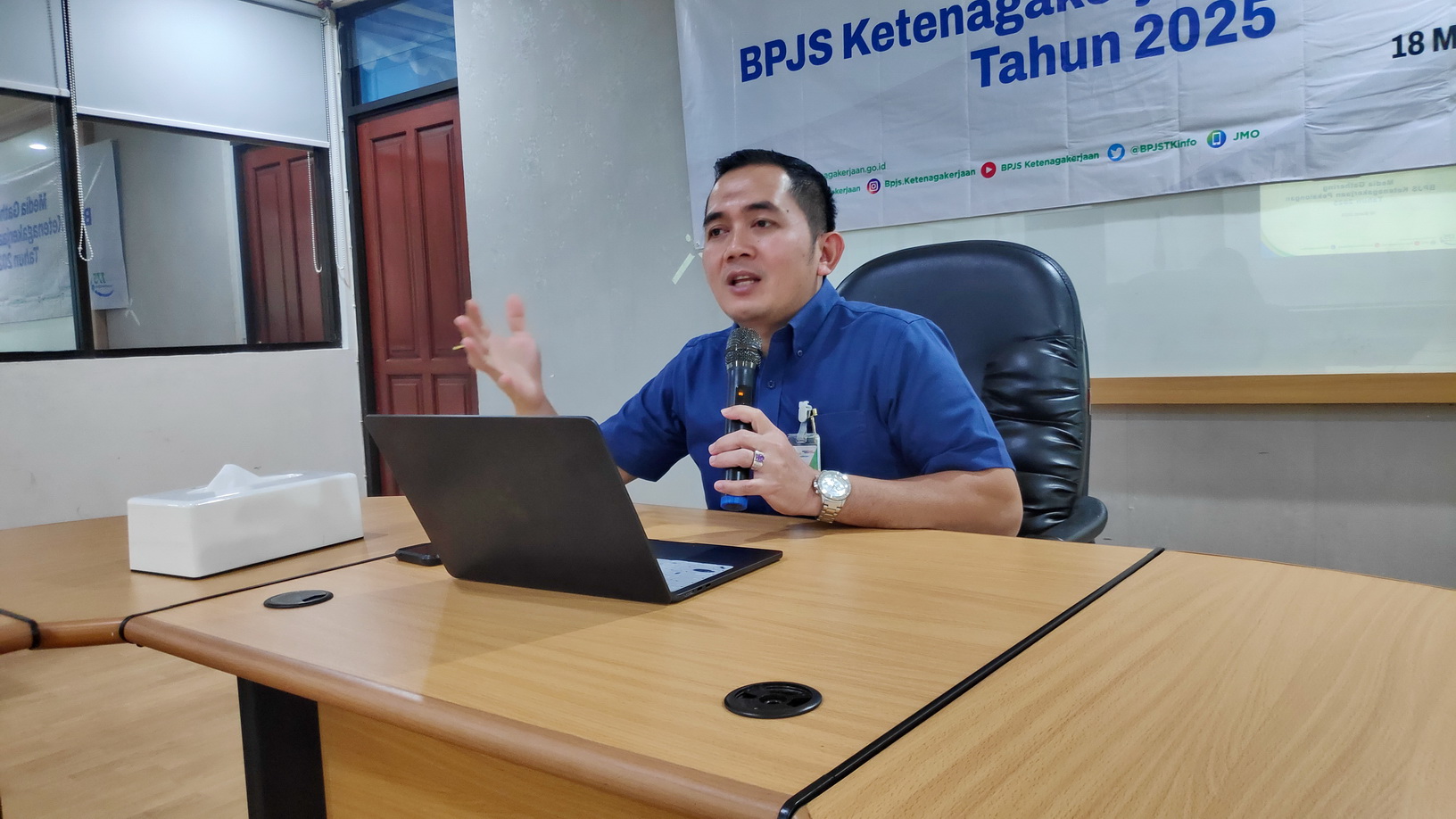 BERIKAN KETERANGAN - Kepala Cabang BPJS Ketenagakerjaan Pekalongan, Dedi Dermawan saat berikan keterangan, di kantornya.