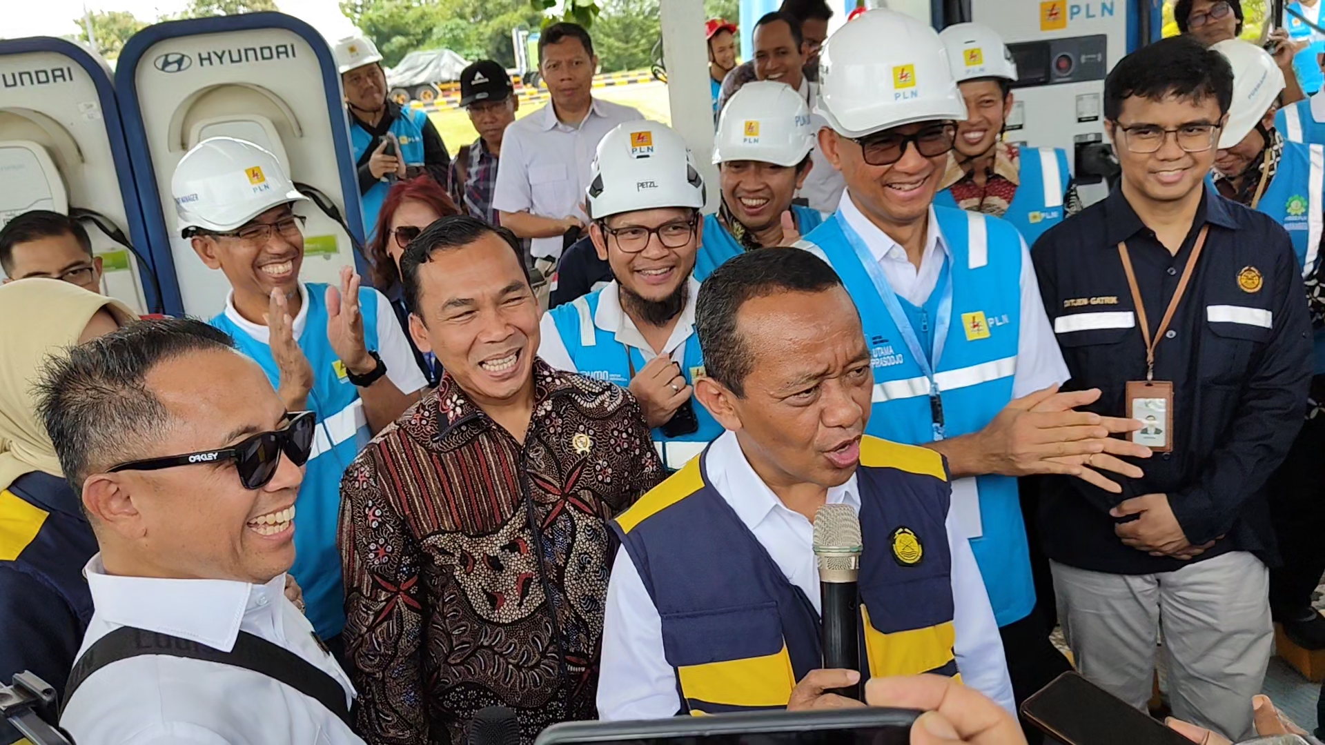 TINJAUAN: Direktur Utama PT PLN, Darmawan Prasodjo bersama Menteri ESDM Bahlil Lahadalia meninjau SPKLU.