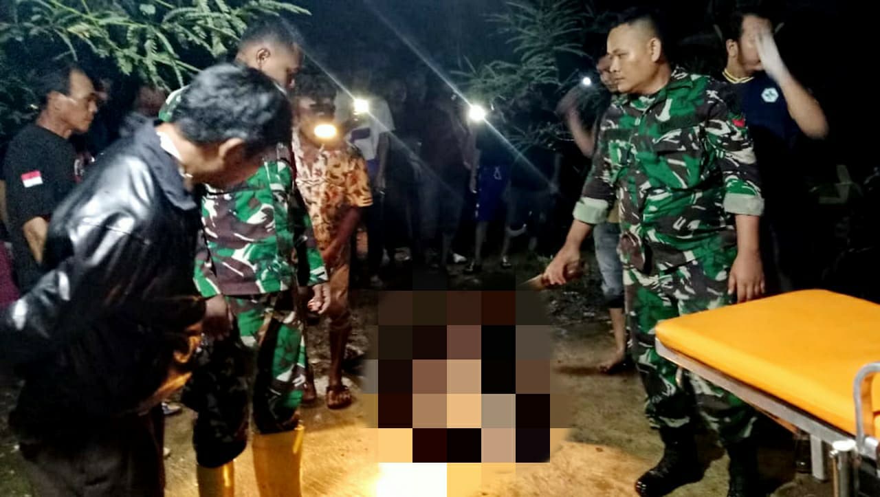 EVAKUASI - Tim gabungan dari warga, aparat kepolisian, dan personel Koramil 03 Gringsing, saat evakuasi penemuan mayat, pada Rabu malam (18/3/2025).