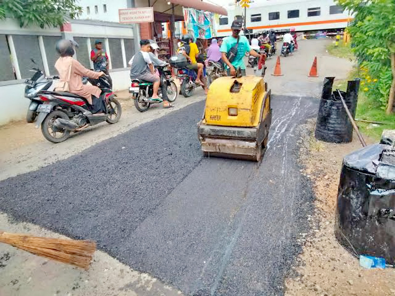 TAMBAL JALAN - Salah satu ruas jalan di wilayah Kota Pekalongan yang diperbaiki.