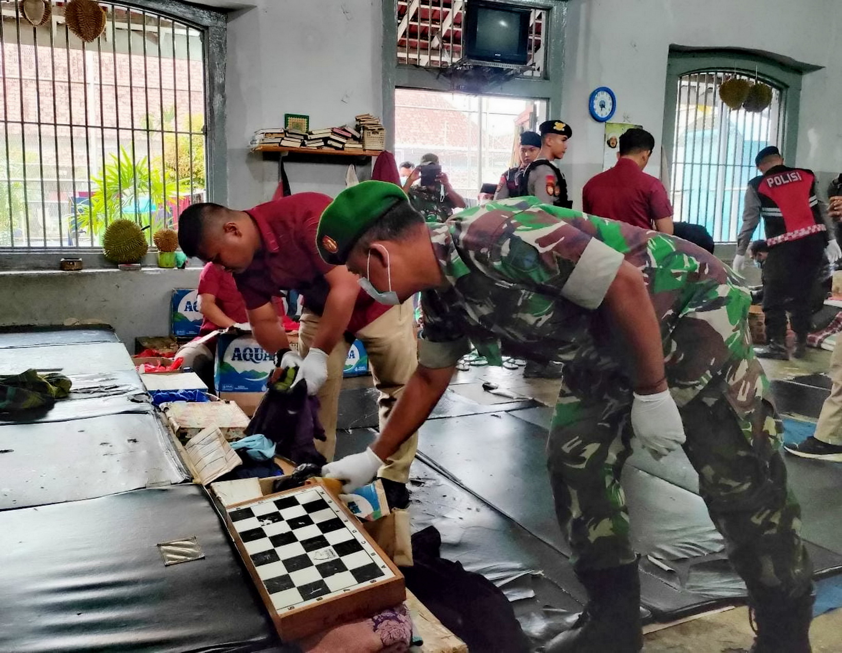 GELEDAH &ndash; Tim Gabugan saat geledah kamar hunian warga binaan di Rutan) Kelas IIA Pekalongan, Rabu (19/3/2024).
