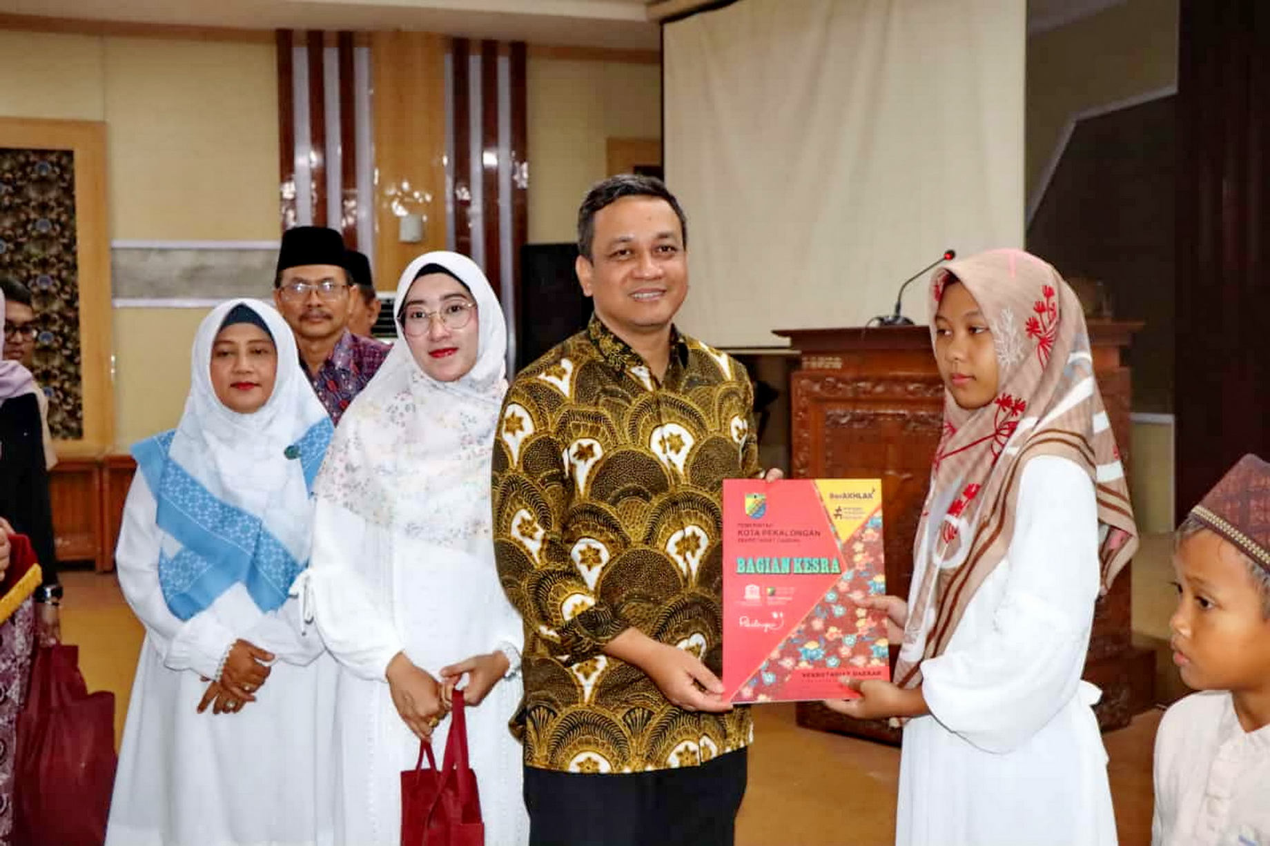 SERAHKAN SANTUNAN -&nbsp;Walikota Pekalongan, HA Afzan Arslan Djunaid, secara simbolis serahkan santunan&nbsp;kepada perwakilan anak yatim piatu, pada Rabu (19/3/2025) sore.