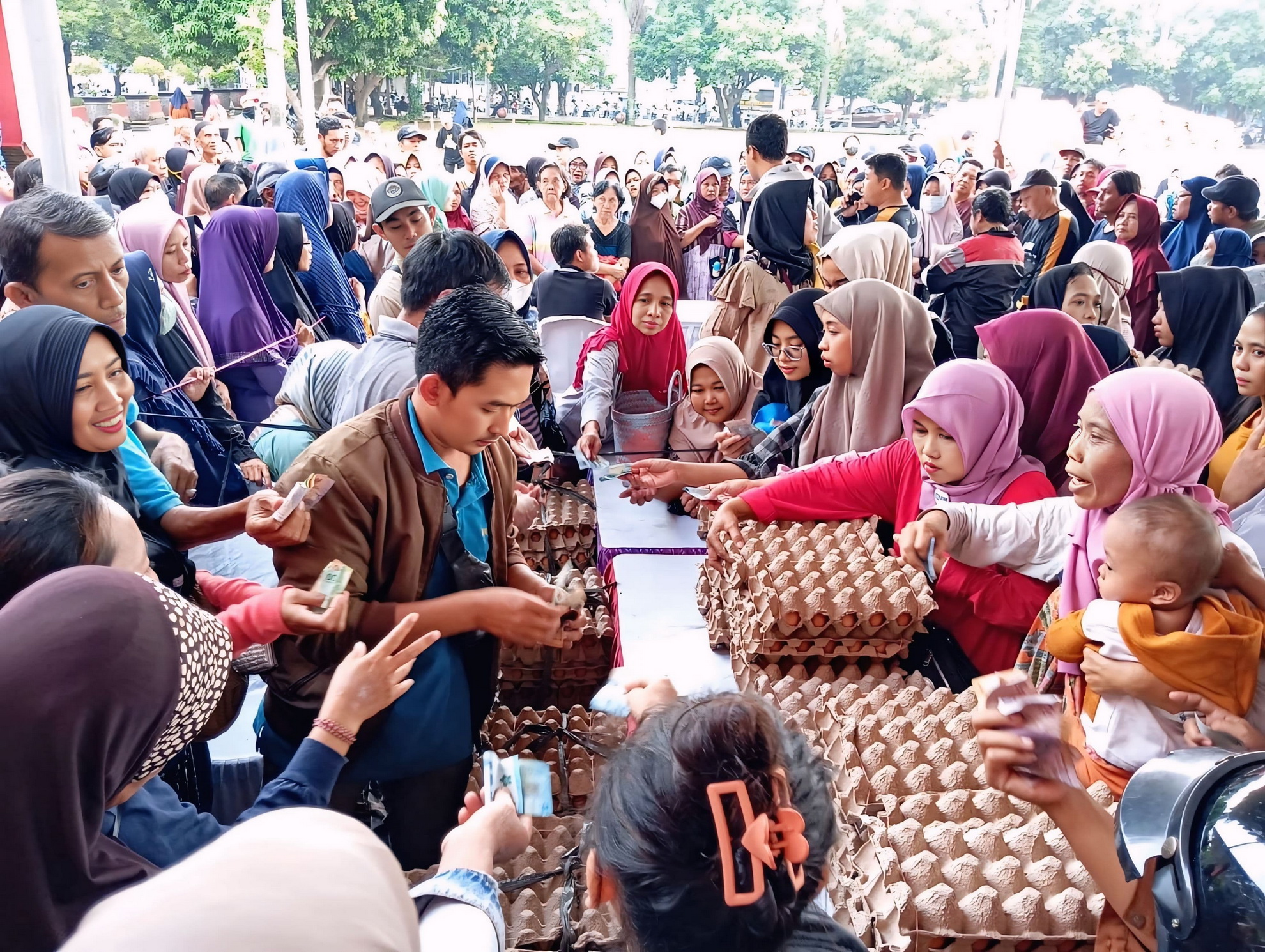 SERBU PASAR MURAH - Selain paket sembako, komoditas lain seperti telur juga dijual dengan harga lebih murah dari pasar, di Gerakan Pangan Murah (GPM) Pemkot Pekalongan.