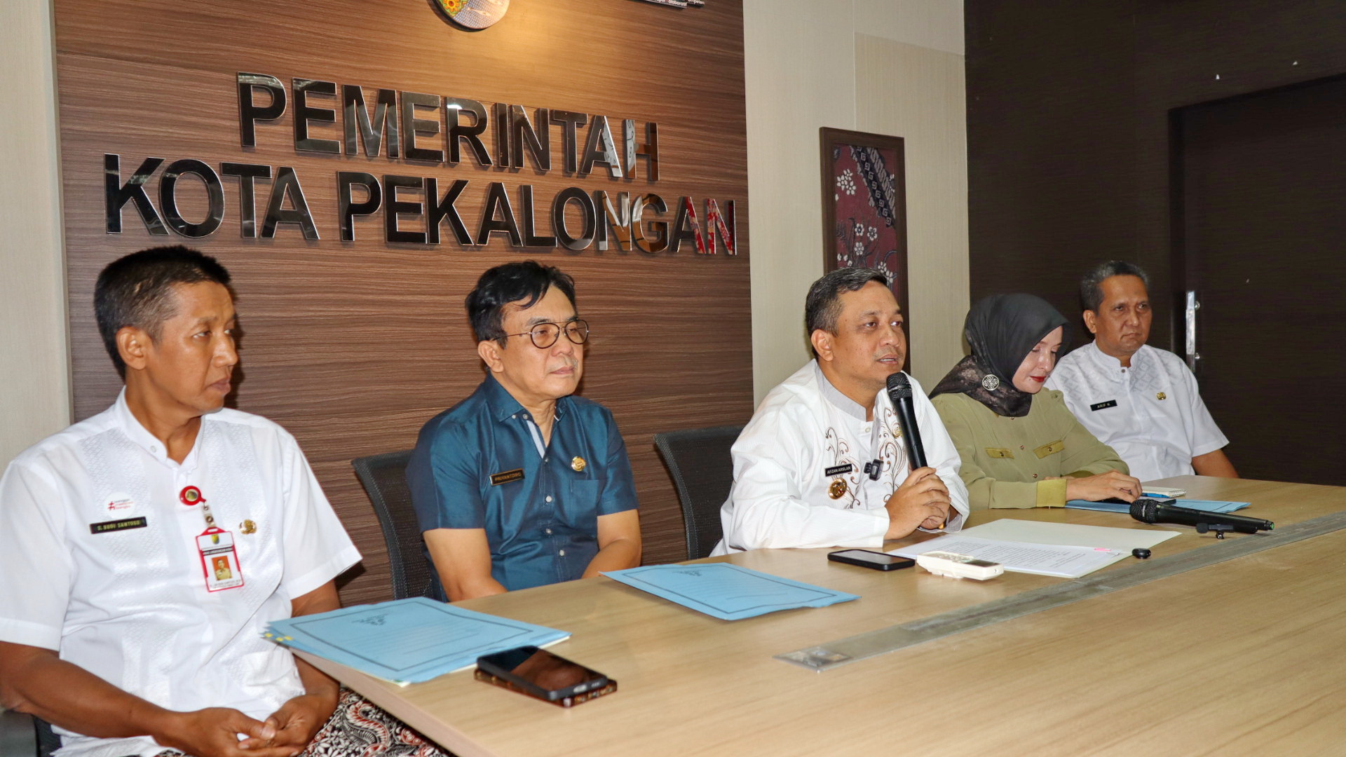 BERIKAN KETERANGAN - Walikota Pekalongan HA Afzan Arslan Djunaid bersama Wakil Walikota Pekalongan Hj Balgis Diab, Sekda dan Kepala DLH saat berikan keterangan tentang darurat sampah, Jumat (21/32025)