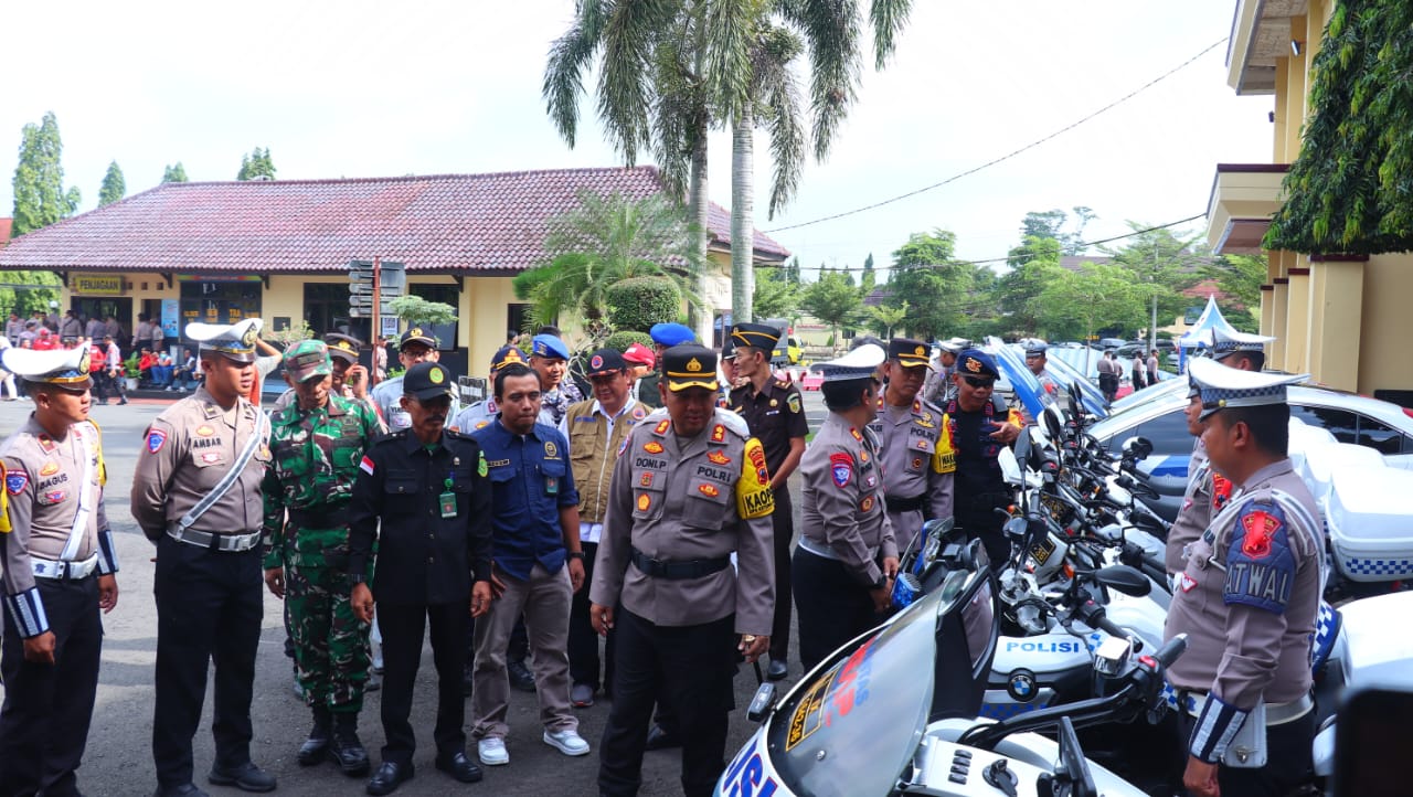 GELAR PASUKAN: Kapolres Pekalongan AKBP Doni Prakoso bersama unsur forkopimda setempat saat mengecek kesiapan kendaraan patroli pengamanan arus mudik, Jumat (21/3/2025).