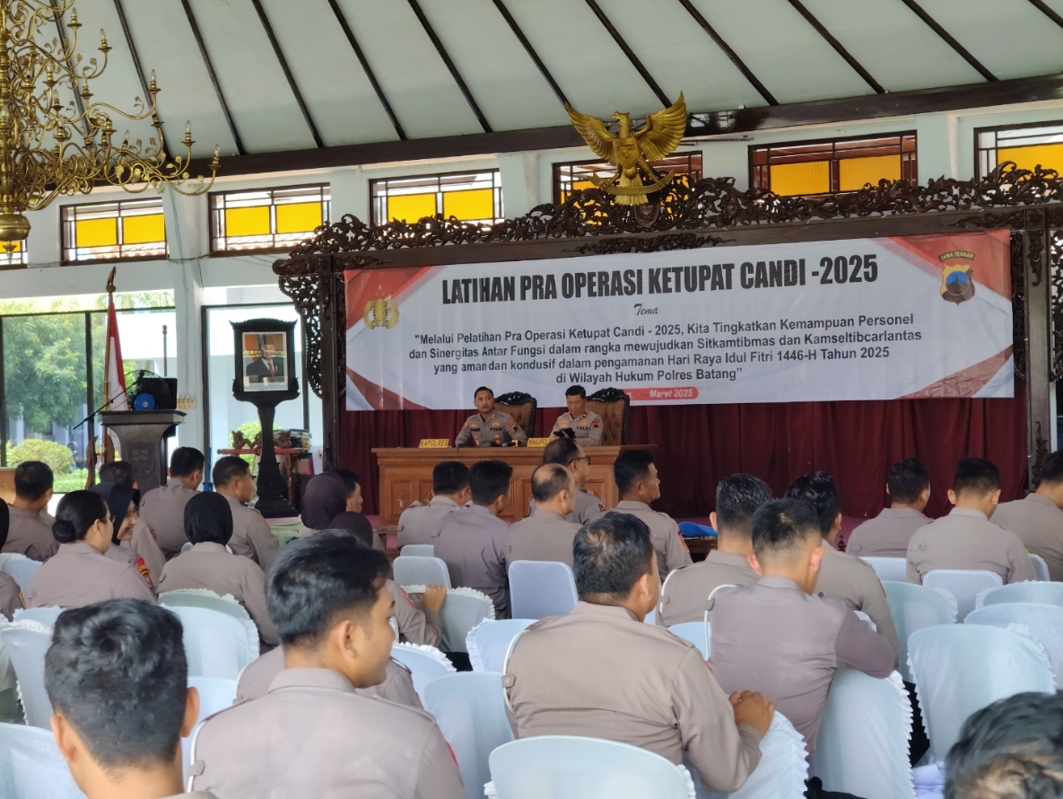 KEAMANAN: Kapolres Batang AKBP Edi Rahmat Mulyana memimpin persiapan Operasi Ketupat Candi 2025.