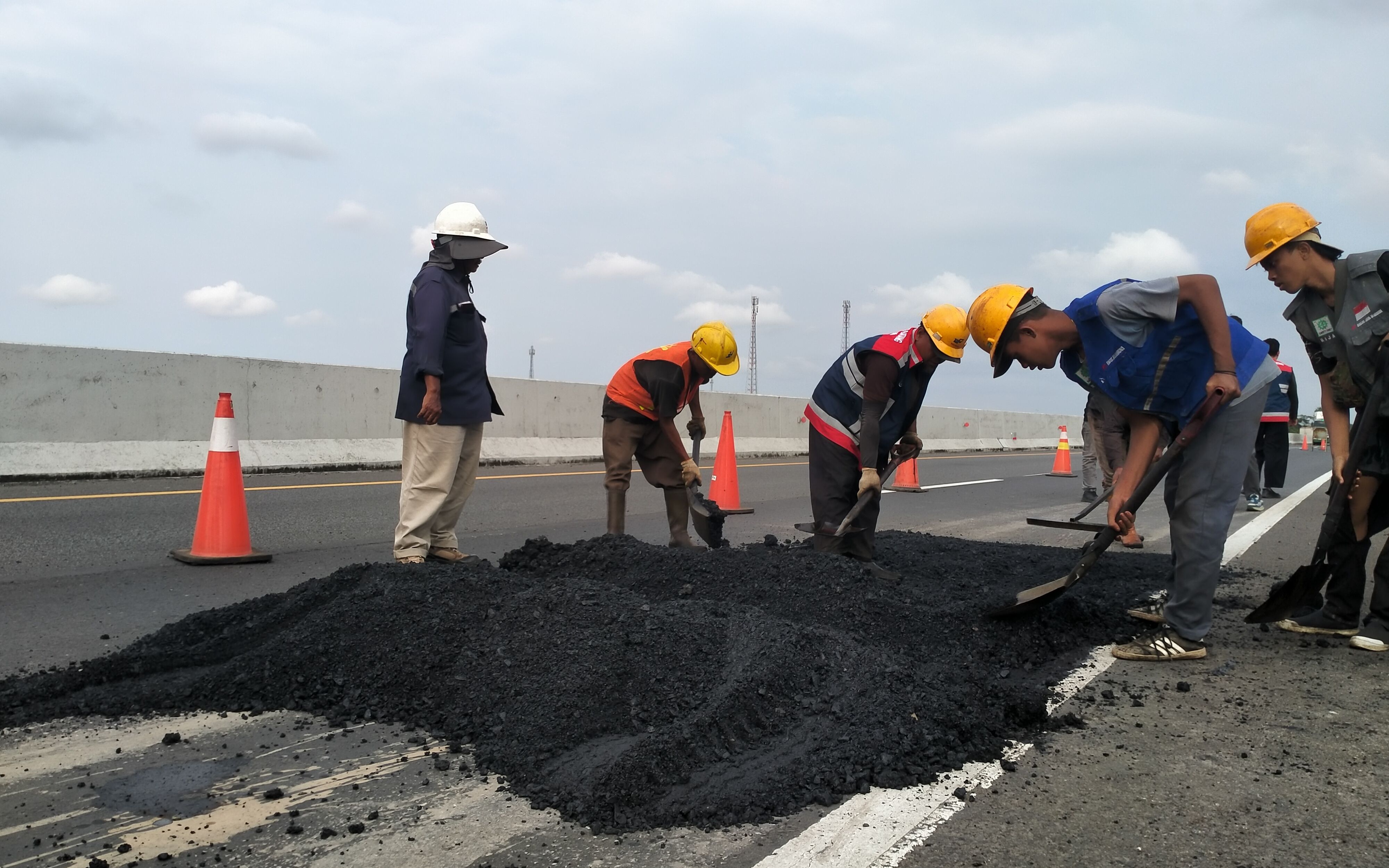 PERBAIKAN: Penambalan lubang jalan di KM 320 jalur B Tol Pemalang-Batang untuk persiapan arus mudik, Jumat (21/3/2025).