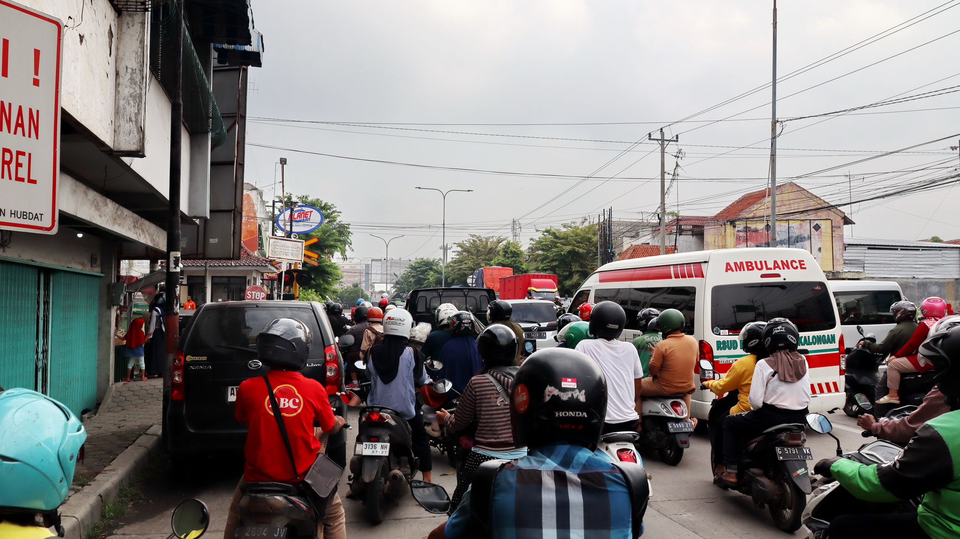 ANTISIPASI - Perlintasan kereta api di&nbsp;Jalan K.H. Mas Mansyu,&nbsp;jalur utama pantura, menjadi salah satu titik yang diperhatikan selama musim mudik Lebaran.