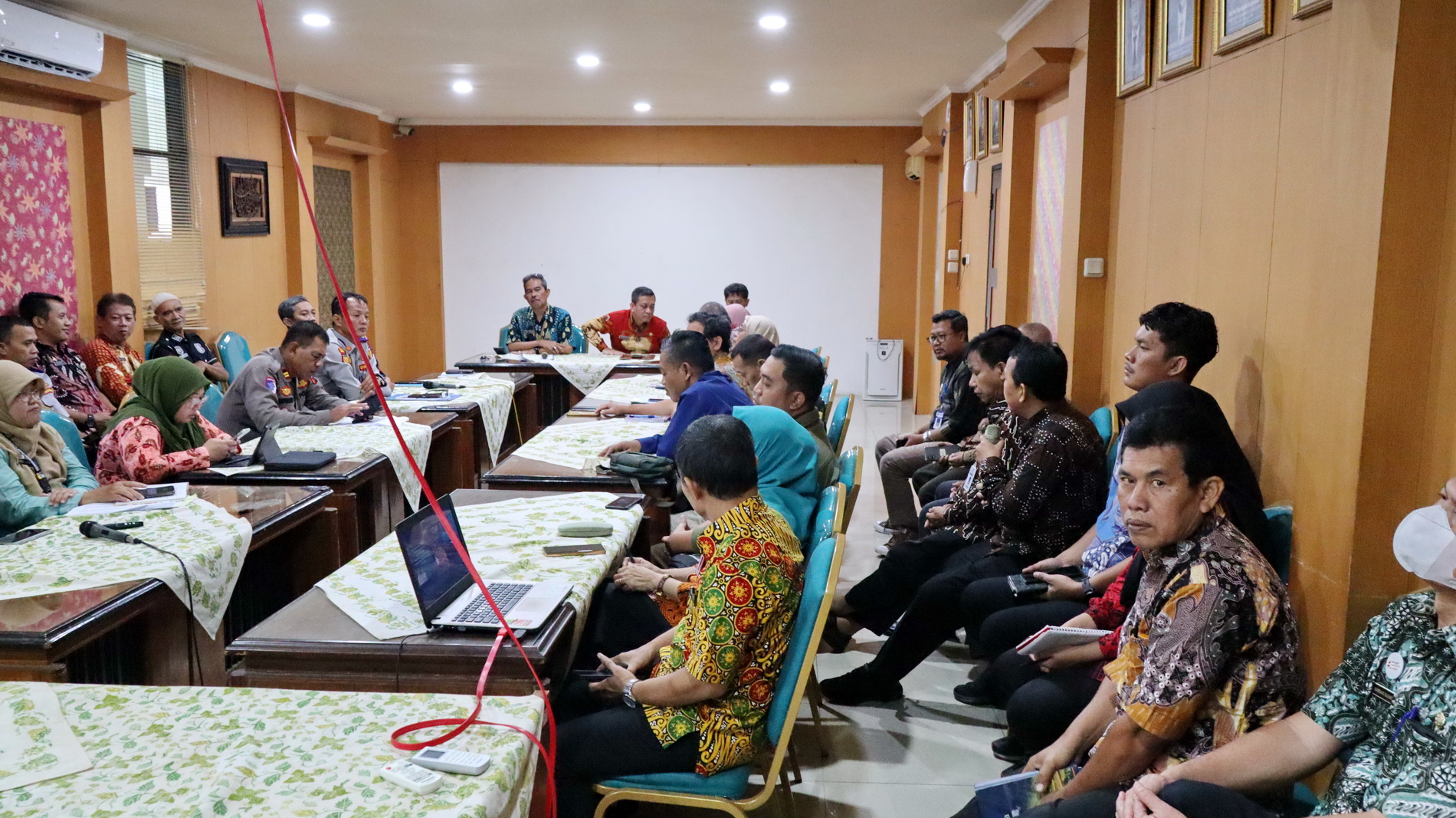 RAKOR - Walikota Pekalongan HA Afzan Arslan Djunaid, saat memimpin rakor menghadapi lonjakan aktivitas masyarakat selama libur Lebaran, di Ruang Jawa Hokokai Setda Kota Pekalongan, Kamis (20/3/2025).
