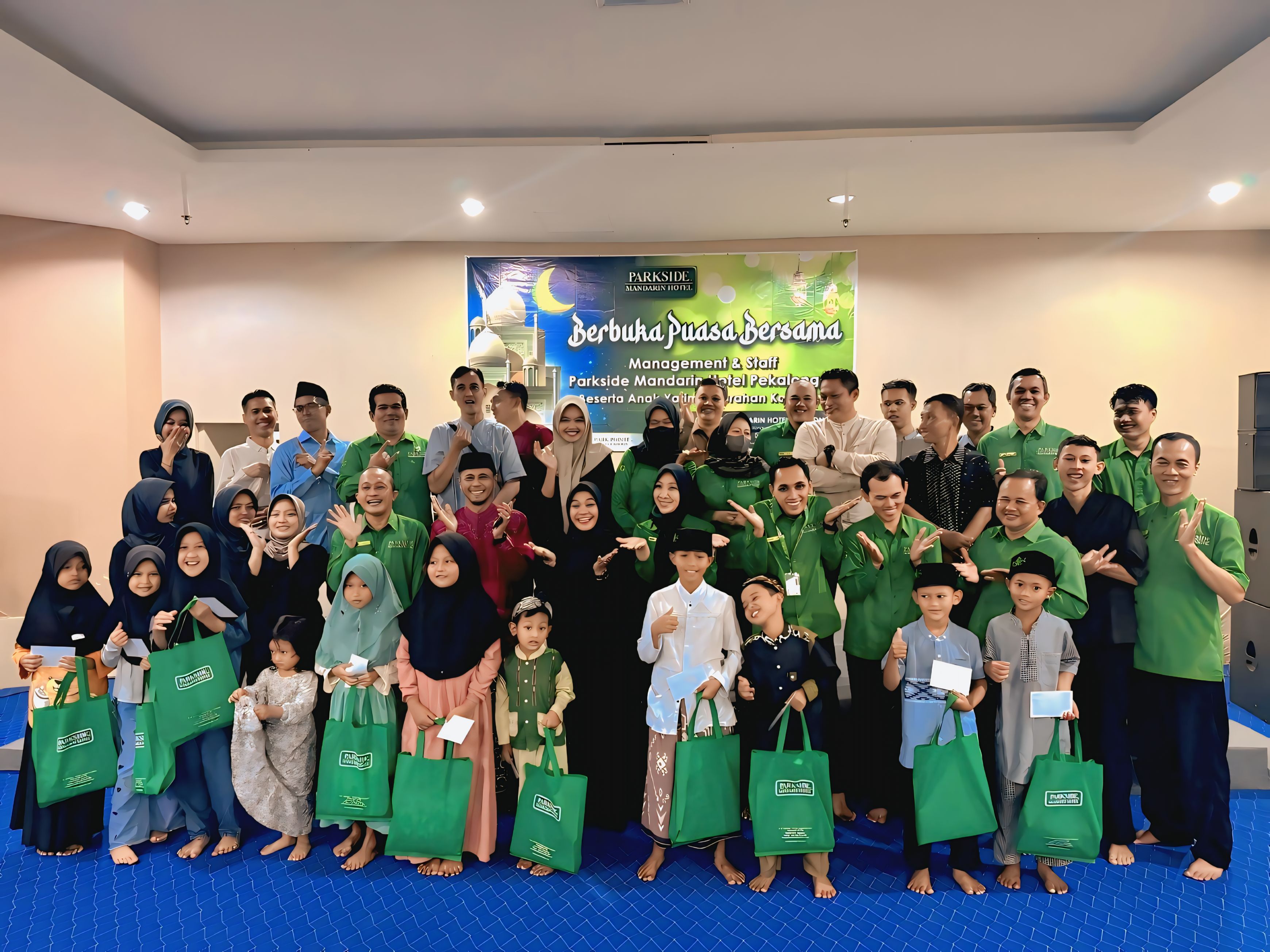 AKRAB - Managemet dan Staff Parkside Mandarin Hotel Pekalongan, saat menggelar Bukber dengan 17 anak yatim dari Kelurahan Kalibaros, pada Kamis mala (20/3/2025).