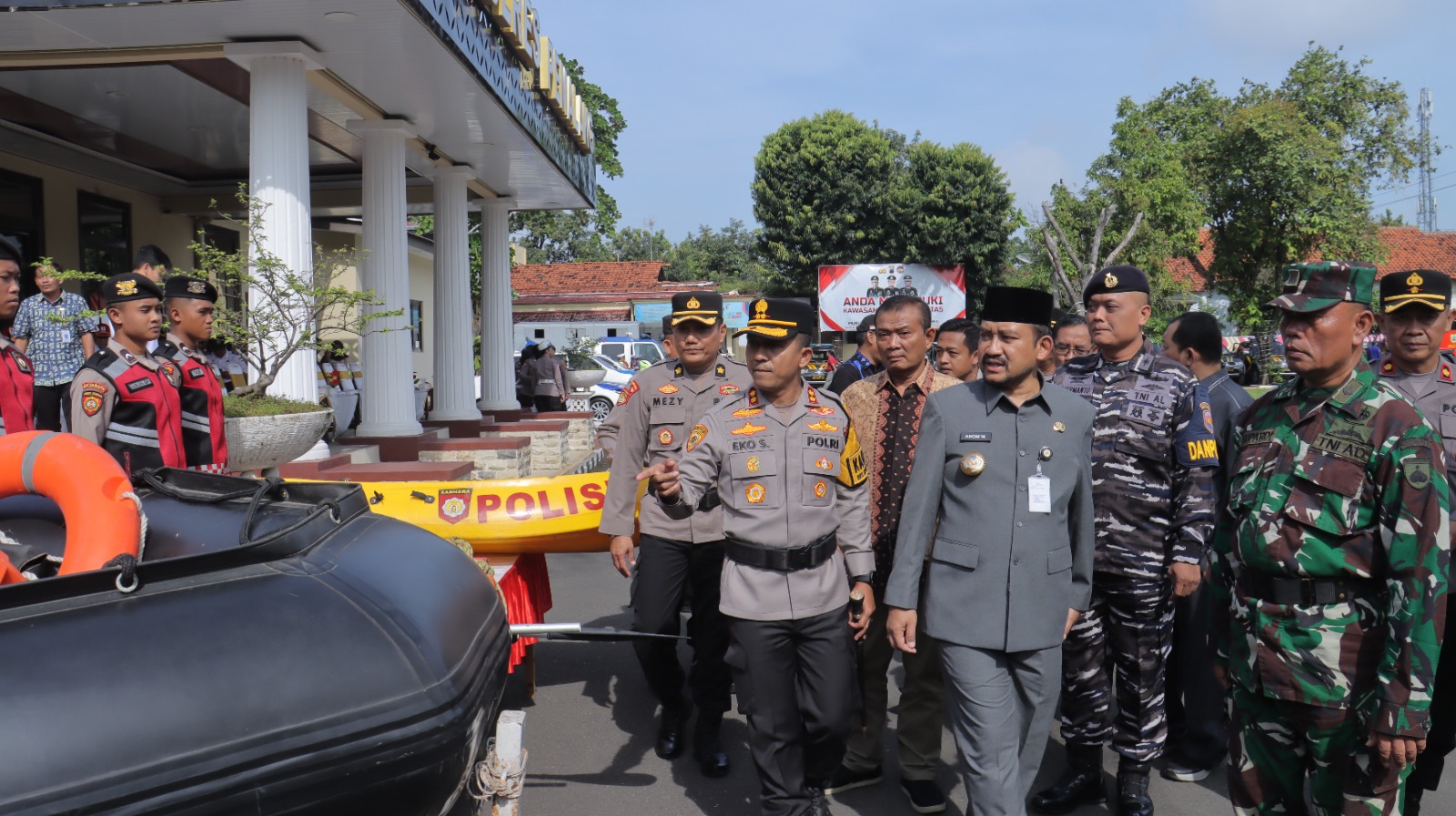 TINJAU KESIAPAN - Kopolres Pemalang AKBP Eko Sunaryo bersama Forkopimda cek kesiapan peralatan, usai apel gelar pasukan di halaman Mapolres setempat, Jumat (21/3/2025).