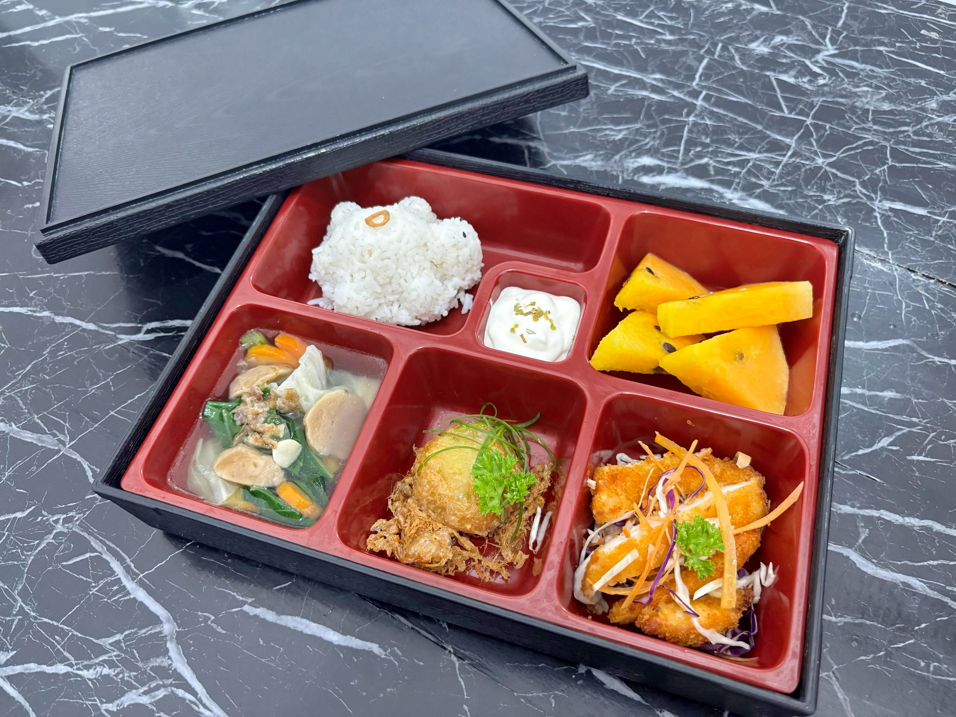 ESTETIK - Walaupun menu makan untuk pasien, sajian makan di RS Khodijah dibuat semenarik dan seenak mungkin, agar dikonsumsi pasien agar cepat pulih.