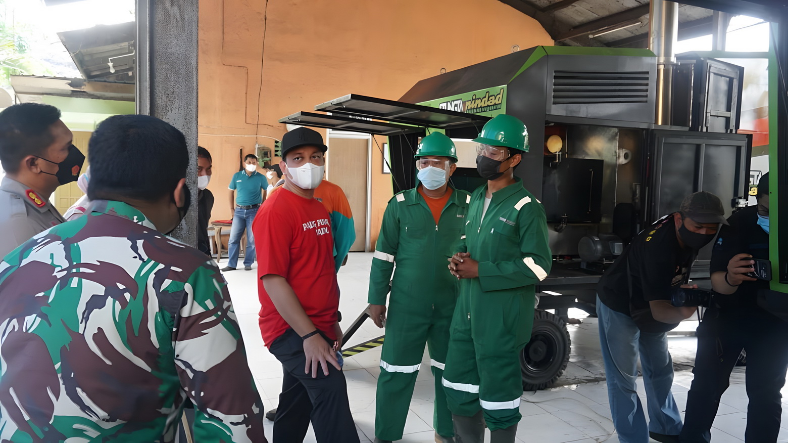 TINJAU - Walikota Pekalongan dan Forkopimda saat memantau kedatangan dua incinerator di TPA Degayu tahun 2022 lalu, yang kini rusak.