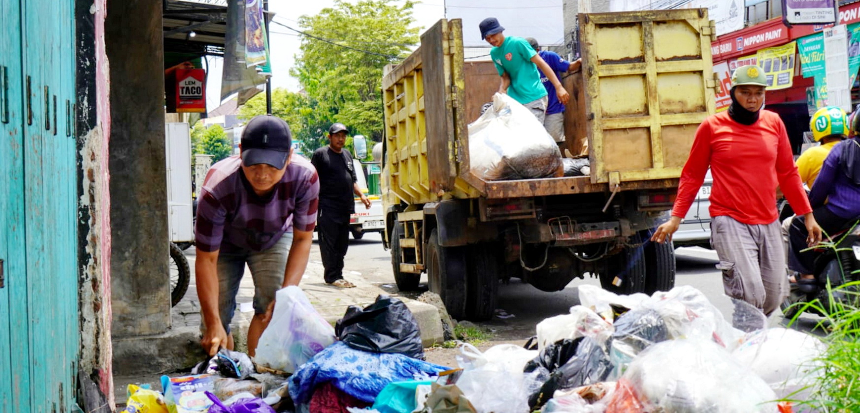 ANGKUT SAMPAH - Petugas DLH Kota Pekalongan meningkatkan jumlah armada untuk pengangkutan sampah di wilayah setempat, pada Minggu (23/3/2925).
