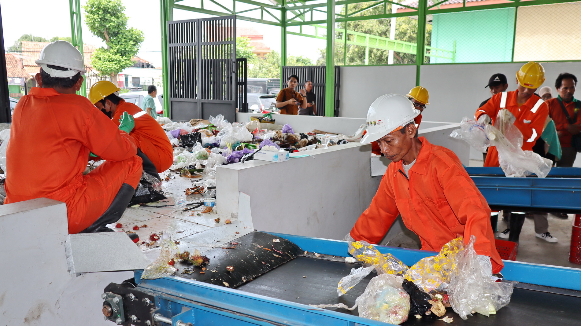 OLAH SAMPAH - TPST Kuripan Kertoharjo salah satu yang akan dimaksimalkan sebagai pengganti TPA Degayu yang ditutup.