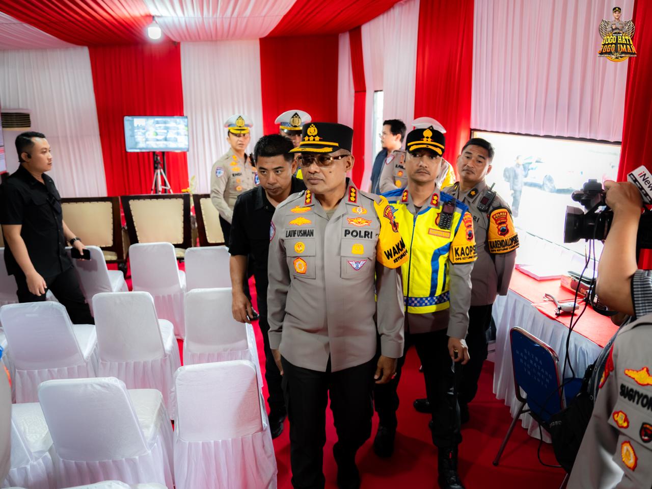 Kunjungan Wakapolda Jawa Tengah, Kombes Pol Latif Usman di pos pengamanan mudik Kabupaten Batang.