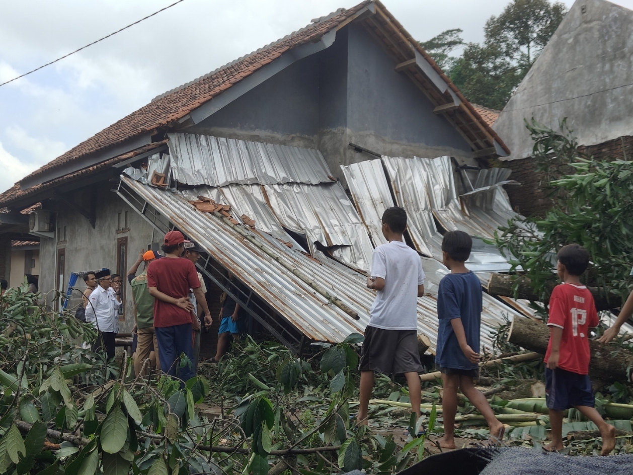 BENCANA: Kondisi rumah warga yang rusak akibat bencana puting beliung.