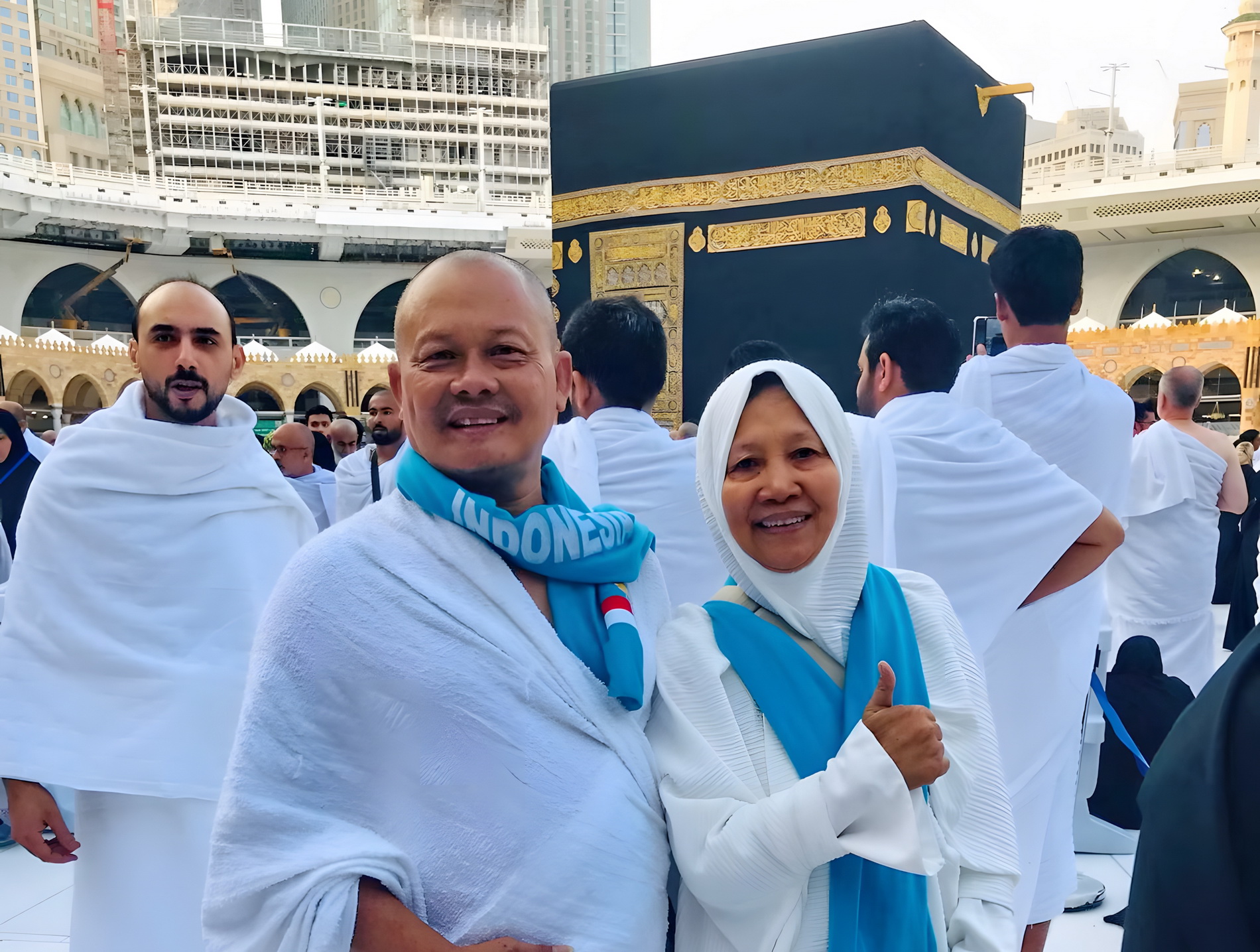UMROH - Andy Wong atau Boentoro saat menuaikan umroh pada tahun 2024 kemarin bersam istri tercintanya.