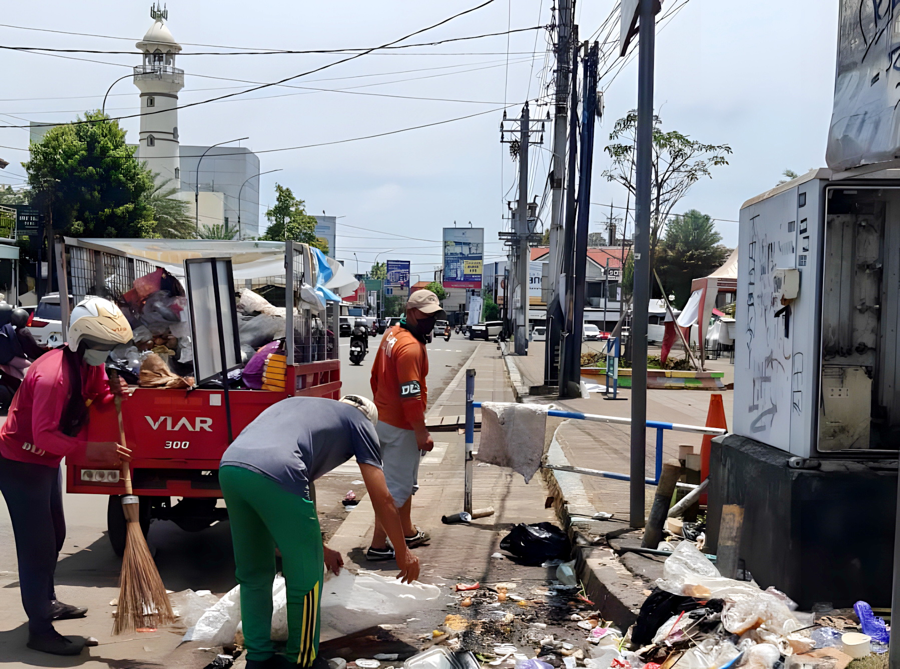 ANGKUT SAMPAH - Tim DLH saat angkut sampah di wilayah setempat yang menumpuk beberapa waktu kemarin, pada Senin (24/3/2025).