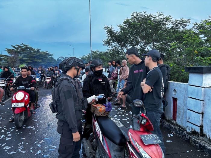 PATROLI: Personil Polres Pekalongan saat patroli di jembatan panjang Kesesi, Minggu (23/5/2025).