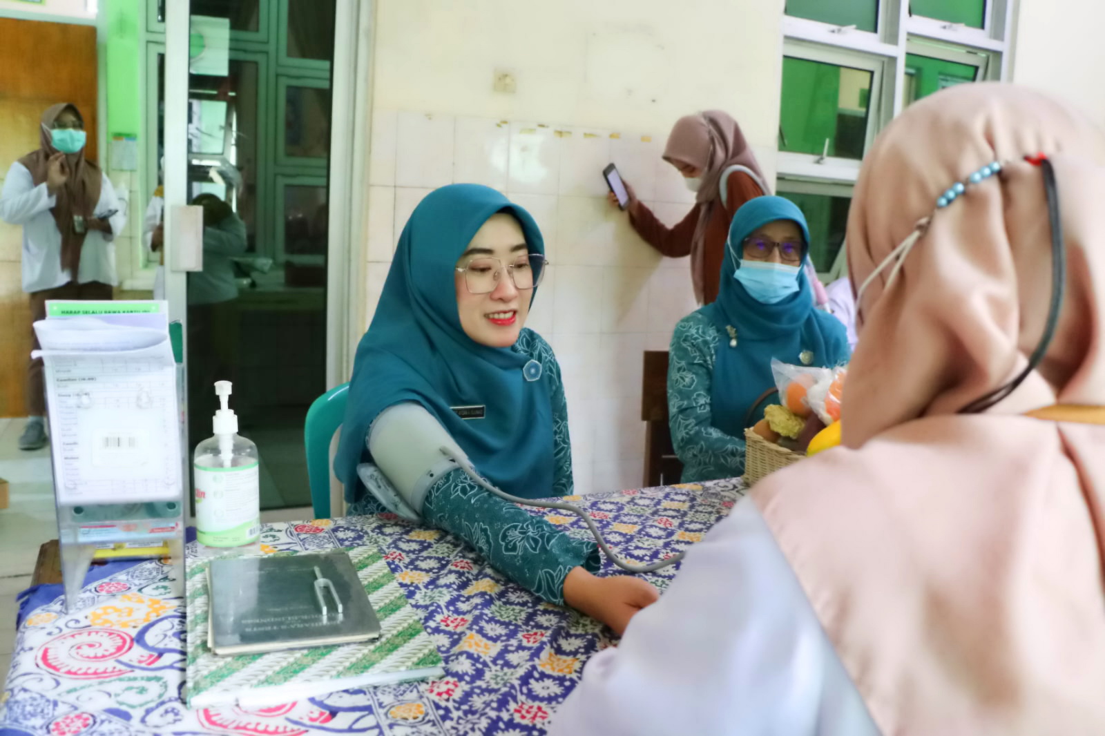 CEK KESEHATAN - Ketua TP PKK Kota Pekalongan Inggit Soraya saat cek kesehatan di Puskesmas Bendan, pada Senin (24/3/2025).