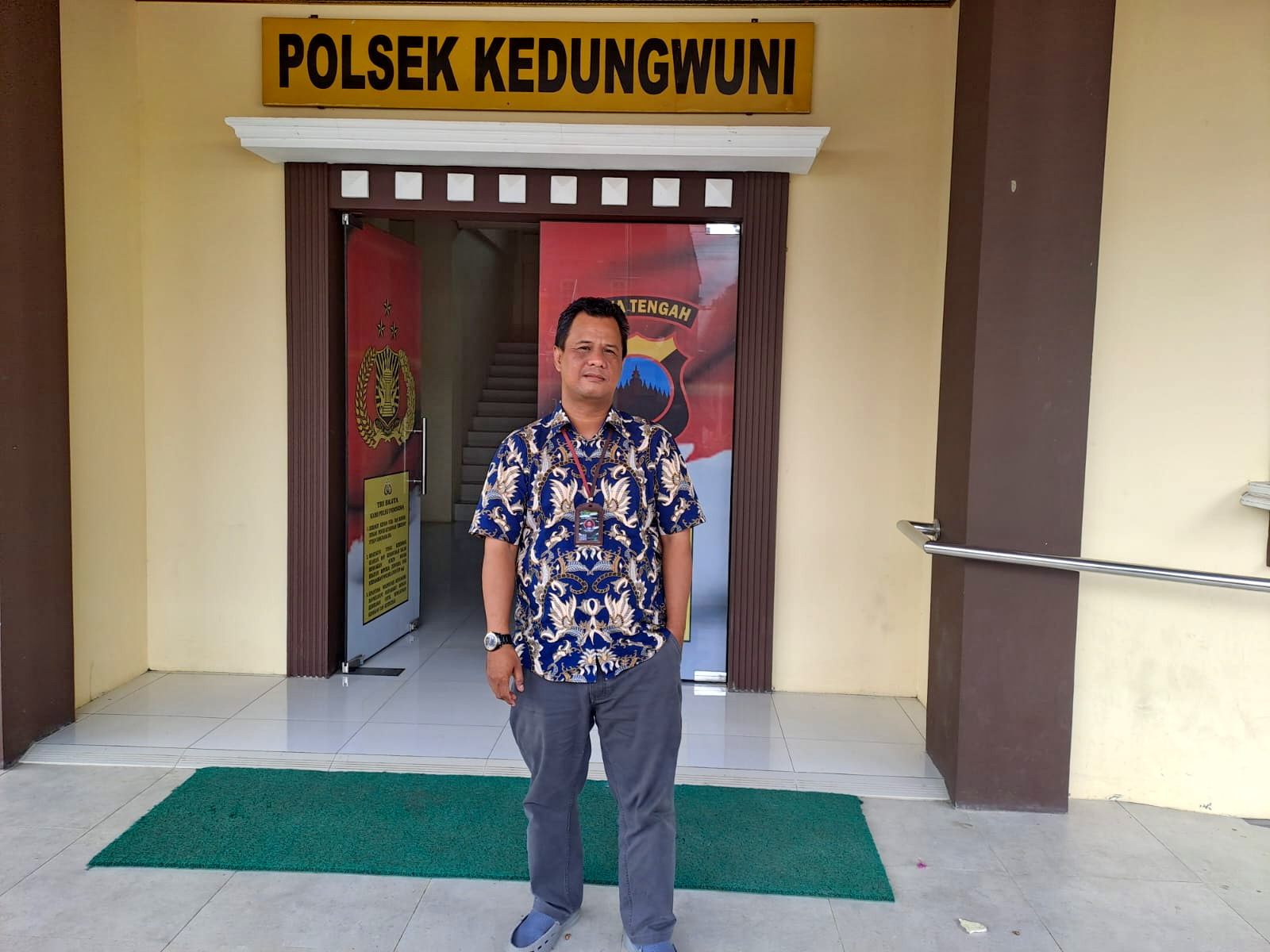CABUT LAPORAN - Didik Pramono, kuasa hukum tiga remaja terduga pengeroyokan usai cabut perkara di Polsek Kedungwuni, Selasa (25/3/2025).