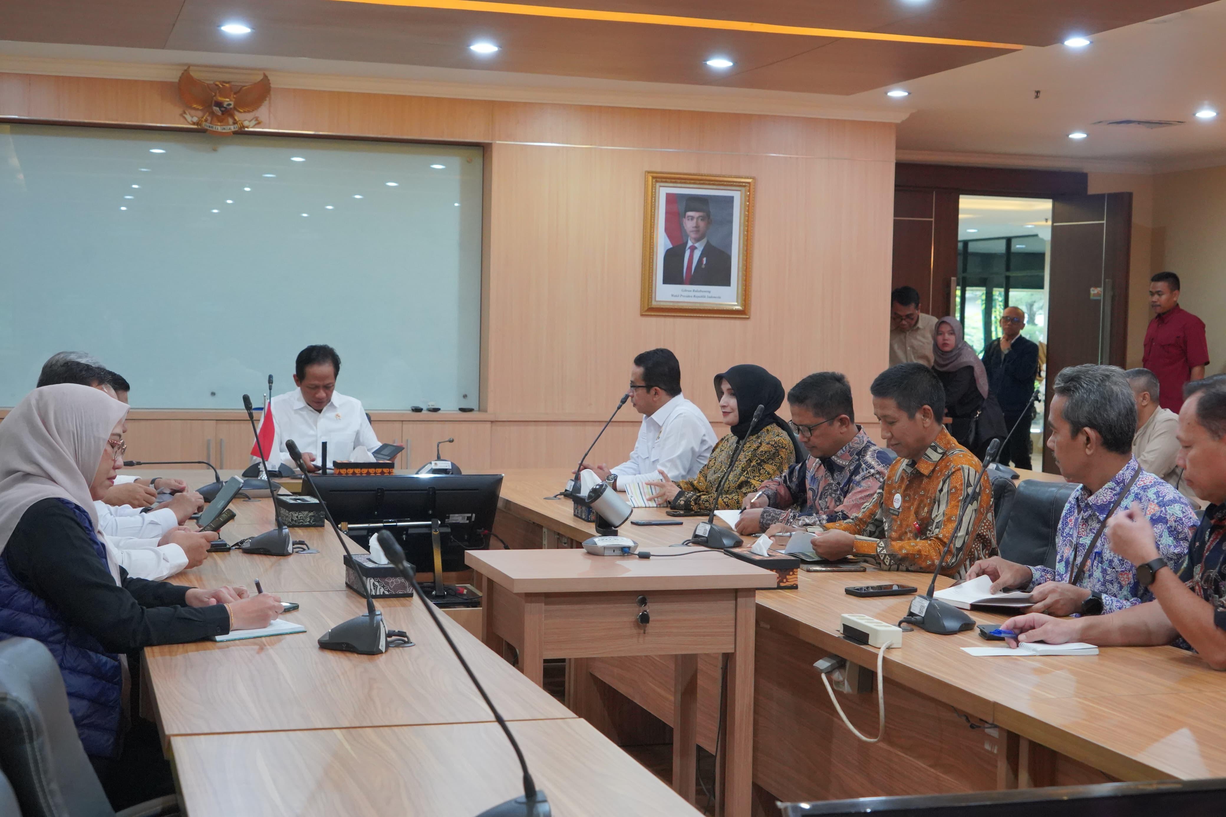 RAKOR - Tim dari Pemkot Pekalongan saat gelar rakor dengan Kementrian LH terkait sampah di Kota Pekalongan dan TPA Degayu, pada Selasa (25/3/2025).