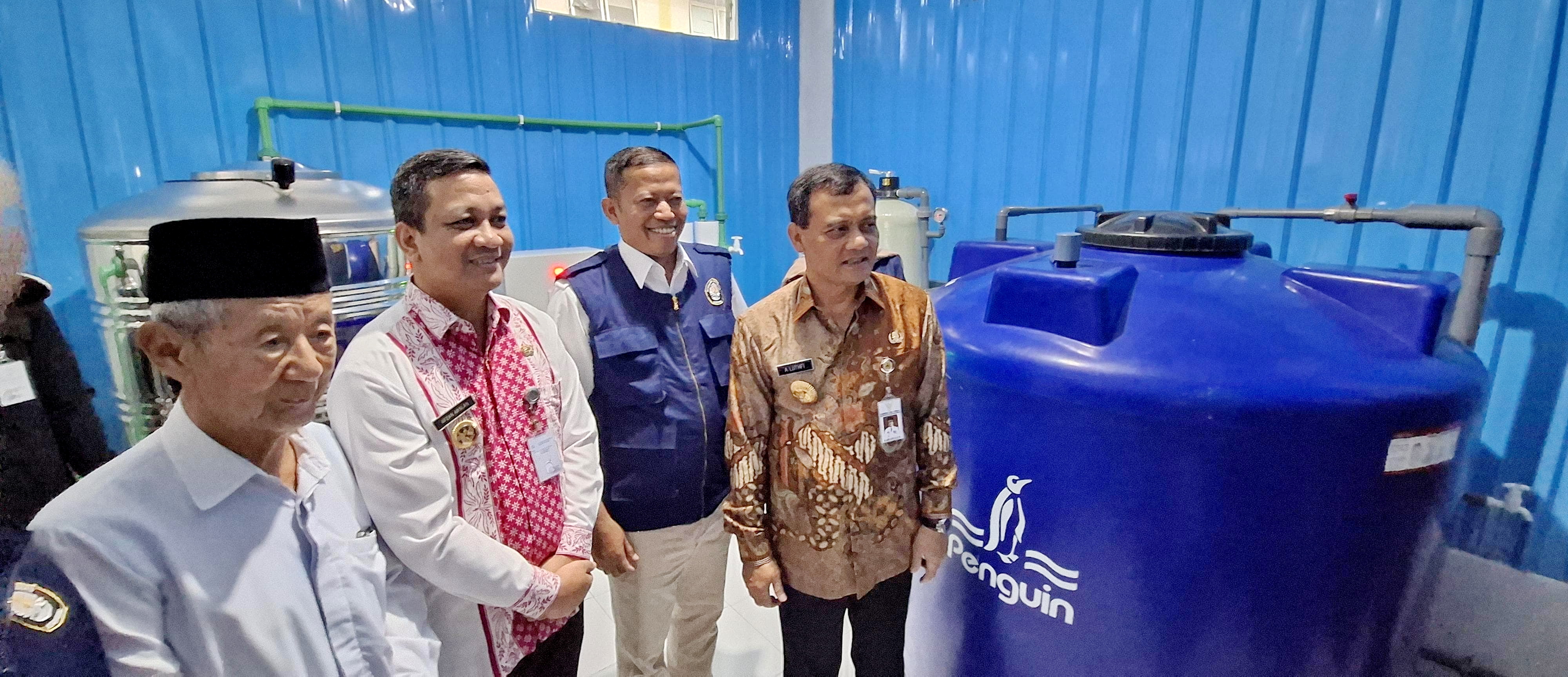 TINJAU ALAT - Usai meresmikan, Gubernur Jawa Tengah Ahmad Luthfi tinjau alat desalinasi di Rusunawa Slamaran, Kelurahan Krapyak, Kecamatan Pekalongan Utara, Selasa (25/3/2025).