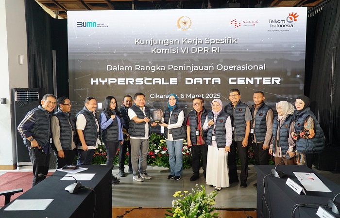 PASTIKAN DATA CENTRE : Dirut Telkom Ririek Adriansyah menyerahkan cinderamata kepada Ketua Komisi VI DPR RI Anggia Ermarini saat kunjungan ke HDC Cikarang milik NeutraDC Kamis 6 Maret 2025.