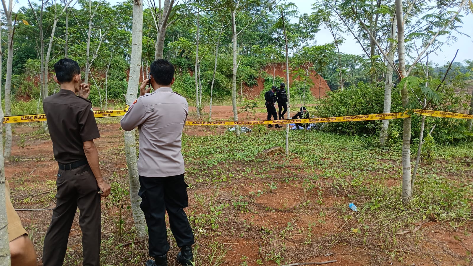 PEMUSNAHAN: Polres Pekalongan disaksikan pihak Kejaksaan Negeri Kabupaten Pekalongan saat memusnahkan bahan peledak (bubuk mercon) hasil sitaan, Senin (25/3/2025).