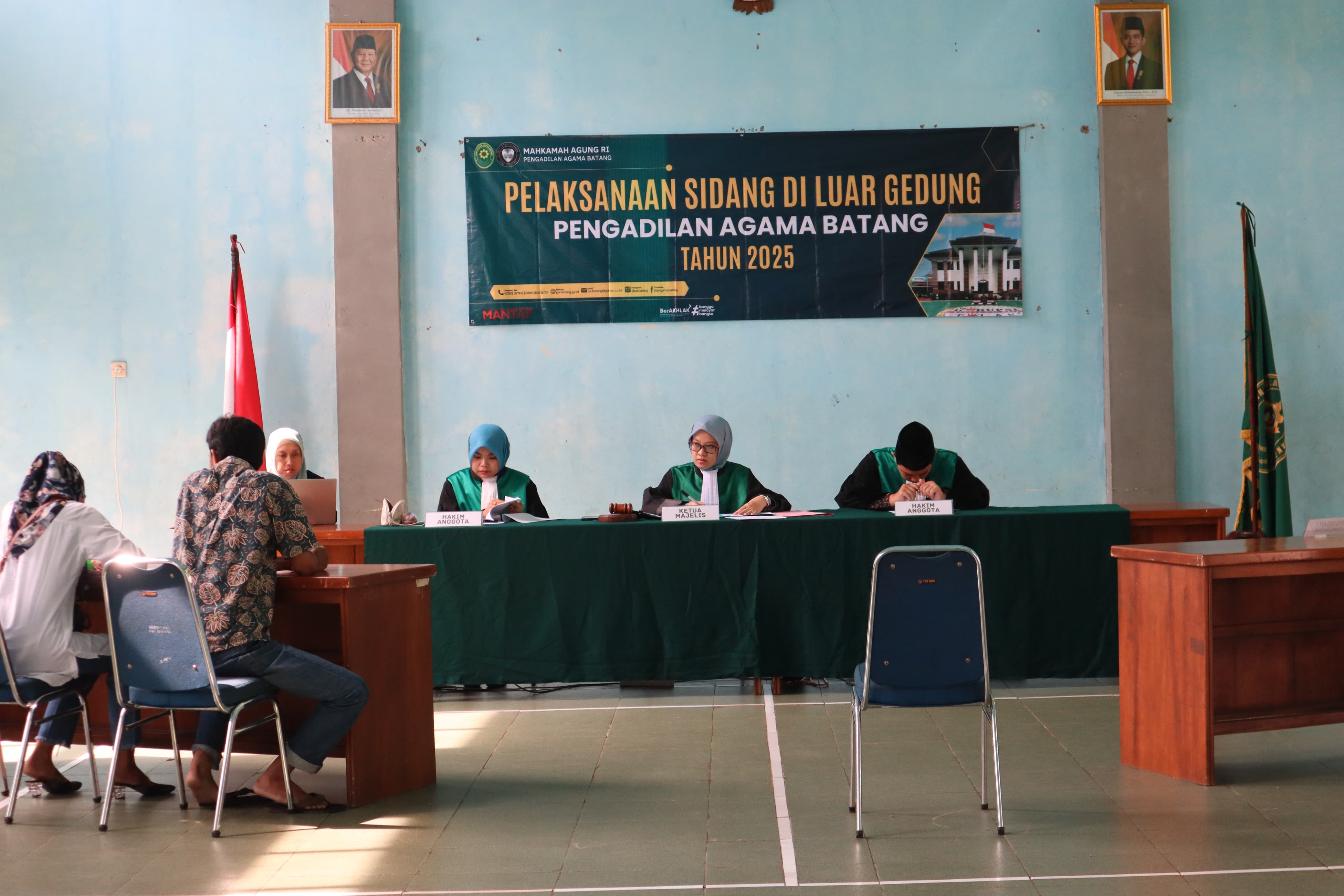 SIDANG: Suasana sidang di luar gedung Pengadilan Agama Batang.