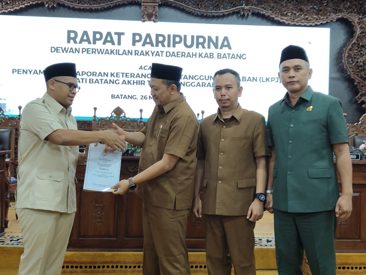 PERTANGGUNGJAWABAN: Bupati Batang M Faiz Kurniawan menyerahkan berkas pertanggungjawaban Bupati 2024.