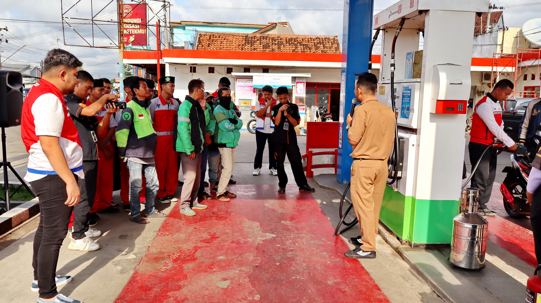 CEK TERA &ndash; Para pelajar dari SMK Islamiyah Sapugarut, serta komunitas driver ojek online (ojol) saat ikut melihat proses Tera di SPBU 44.511.16 Paesan Pekalongan.