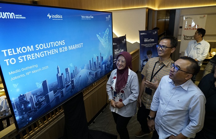 TELKOM SOLUTION : OVP Enterprise Marketing & Regional Management Telkom Reni Yustiani, OVP Enterprise Product Development Telkom Tanto Suratno, dan VP Corporate Communication Telkom Andri Herawan S.