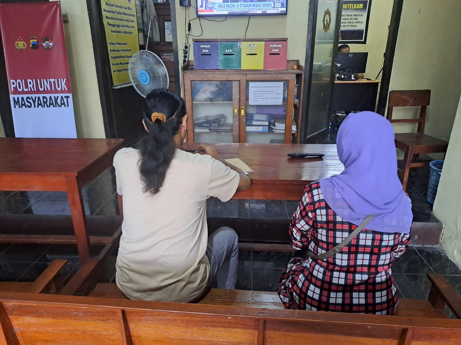 MELAPOR - Korban penipuan emas palsu sat melapor kasusnya di Polsek Ulujami, pada Selasa (25/3/2025).