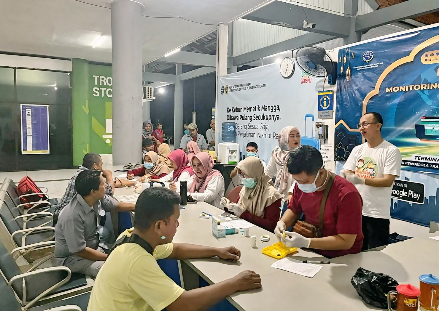 CEK KESEHATAN - Para sopir Bus di Terminal A Kota Pekalongan saat mengikuti pemeriksaan&nbsp;kesehatan&nbsp;gratis, pada&nbsp;Selasa malam (25/3/2025).