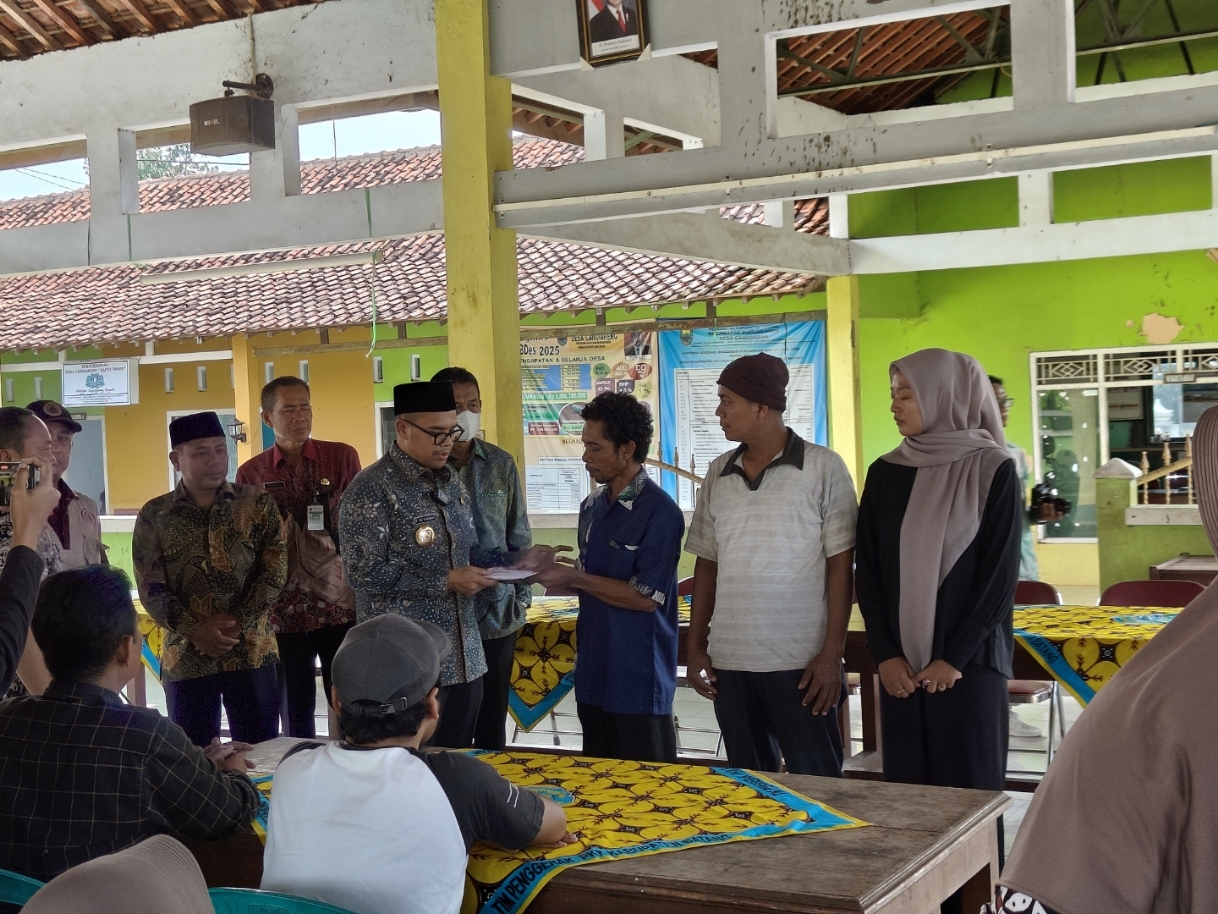 Bupati Batang M Faiz Kurniawan bersama wakilnya Suyono memberikan bantuan pada korban puting beliung di Desa Candiareng.