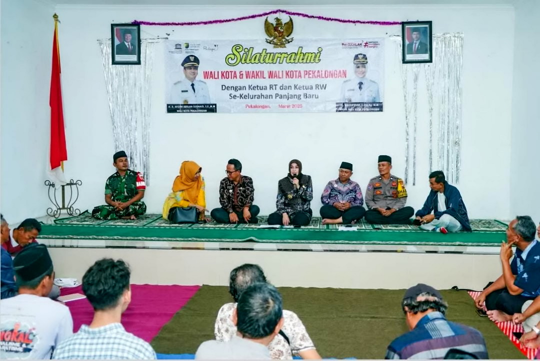 HIMBAU - Wakil WaliKota Pekalongan Hj Balgis Diab saat berikan arahan kepada RT RW Kelurahan Panjang Baru dan Kuripan Yosorejo, untuk jadi Duta Pilah Sampah, pada Rabu (25/3/2025).